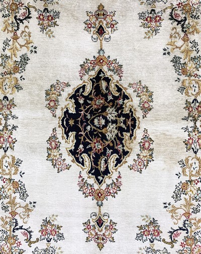27084839c - Ghom Seide, Persien, Mitte 20.Jhd., reine Naturseide, ca. 216 x 143 cm, EHZ: 2 ...