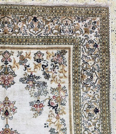 27084839e - Ghom Seide, Persien, Mitte 20.Jhd., reine Naturseide, ca. 216 x 143 cm, EHZ: 2 ...