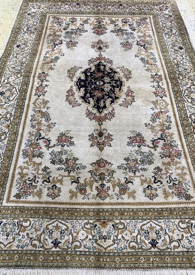 27084839f - Ghom Seide, Persien, Mitte 20.Jhd., reine Naturseide, ca. 216 x 143 cm, EHZ: 2 ...