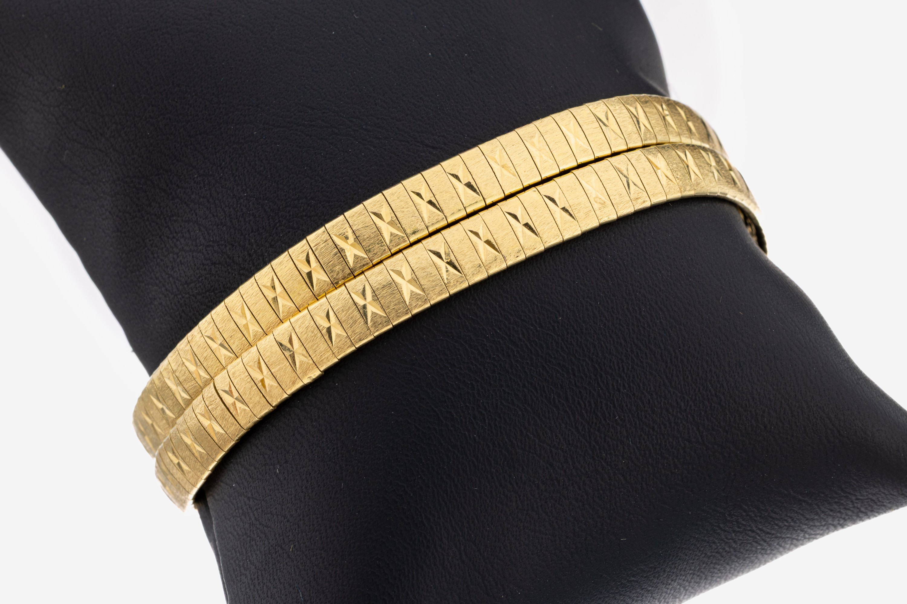 Image 27084941 - 18 kt Gold Armband, ca. 35,3 g, GG 750/000,2-rhg., Oberfläche sat., grav. Kreuzmuster, ...