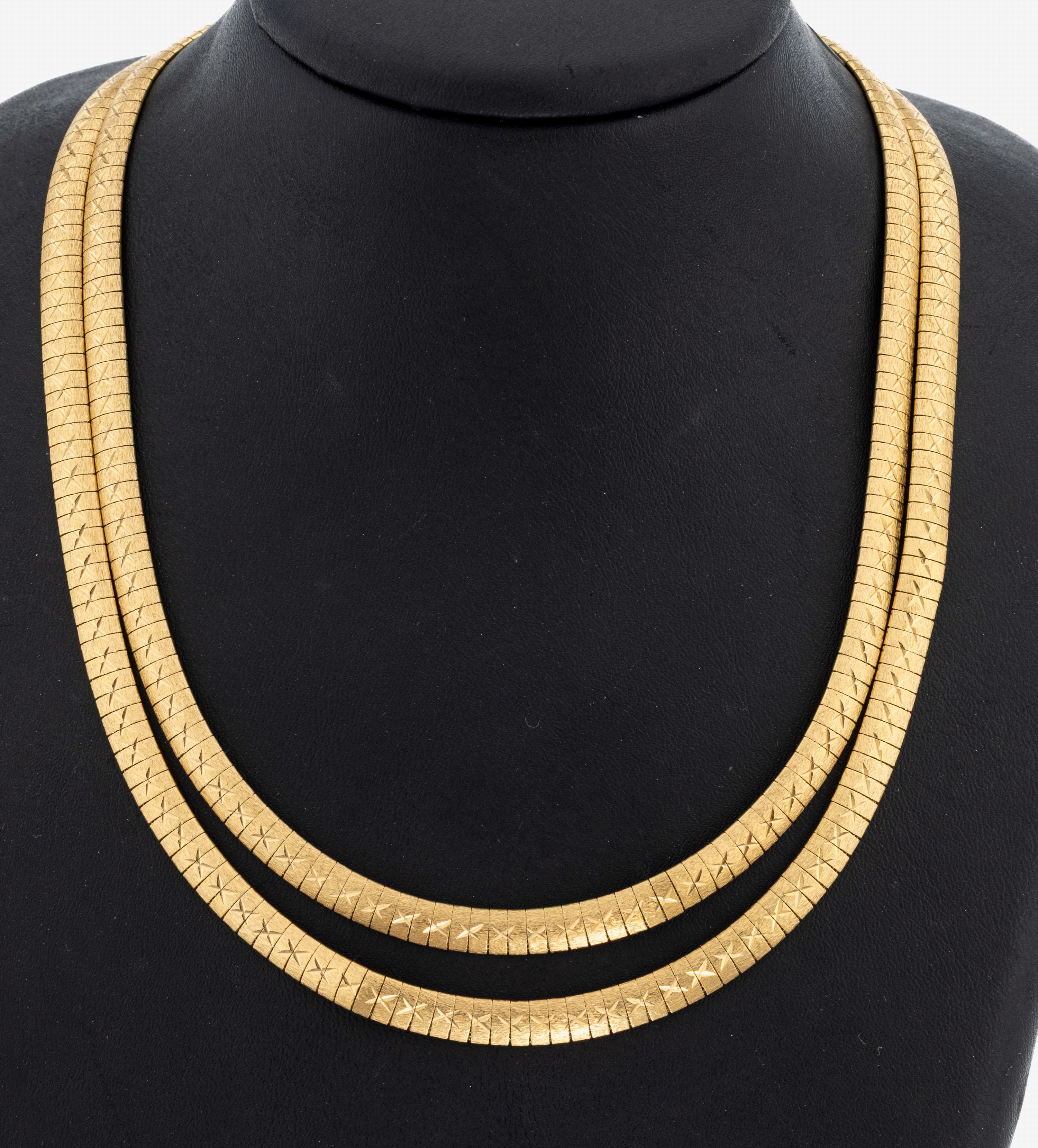 Image 27084942 - 18 kt Gold Collier, ca. 71,9 g, GG 750/000,2-rhg., Oberfläche sat., grav. Kreuzmuster, ...