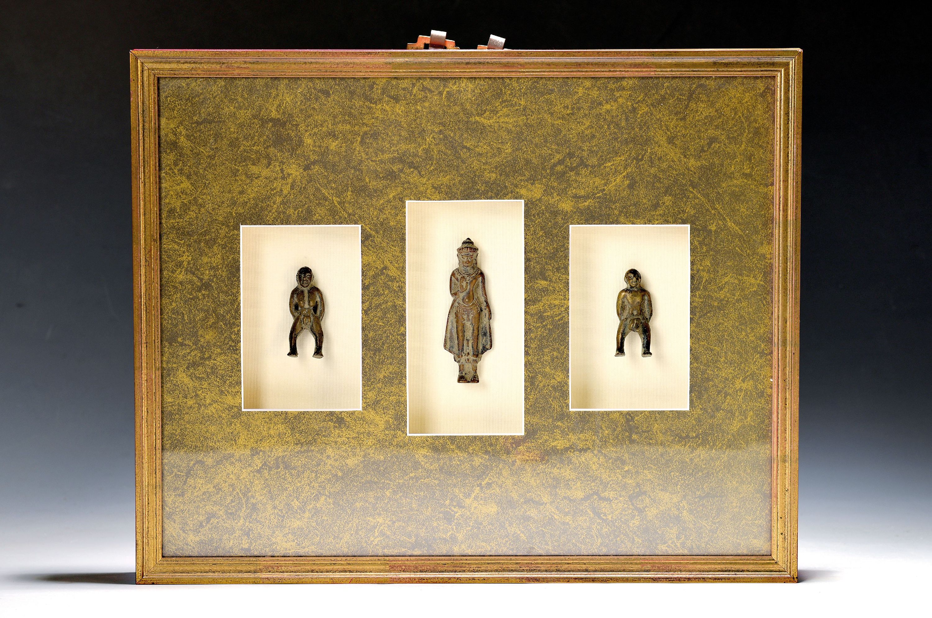 Image 27085123 - Drei Miniaturfiguren, wohl Tibet/Nepal 2. Hälfte 19. Jh., stehender Buddha, H. ca. 8.5 ...