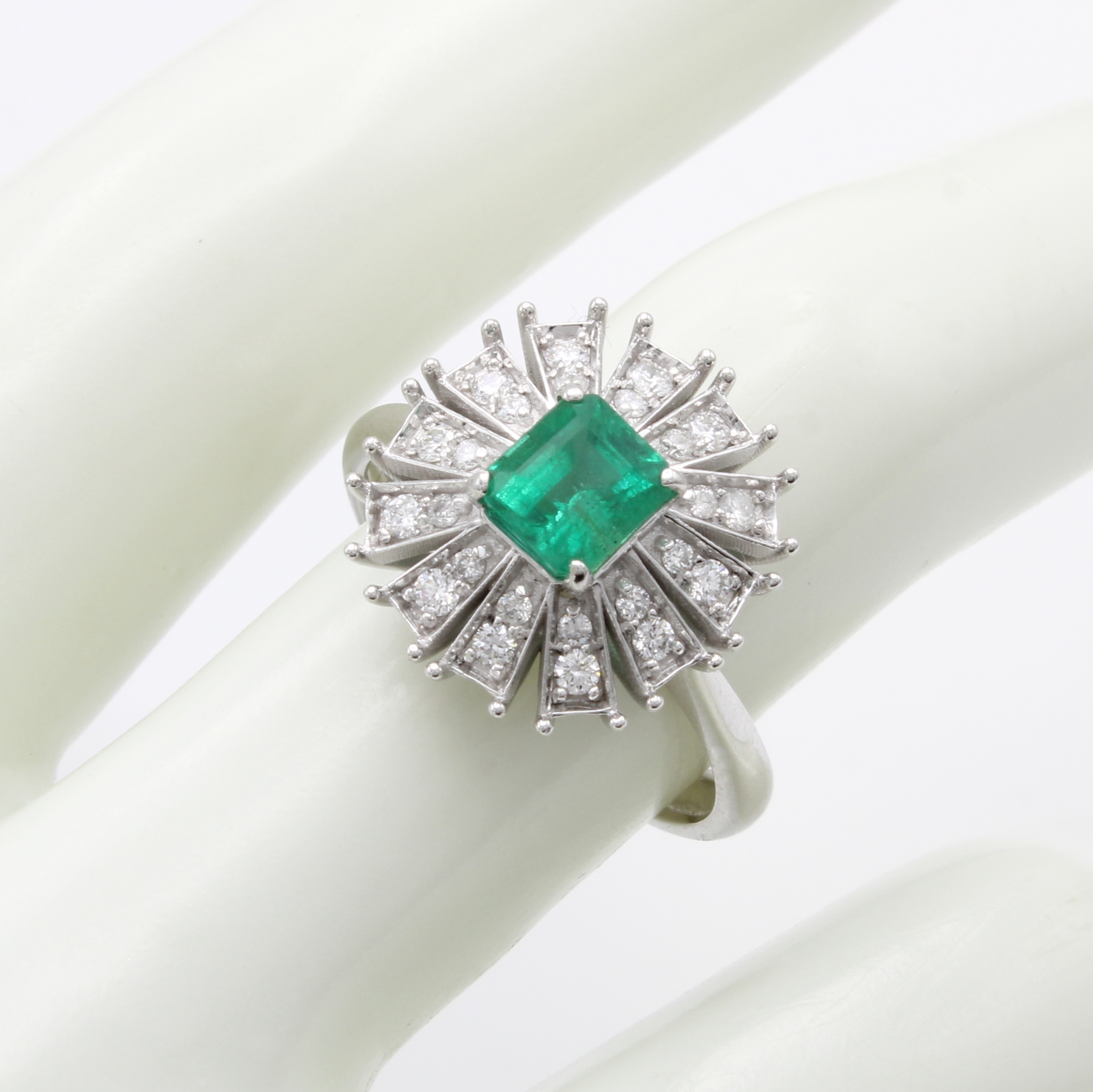 Image 27085658 - Ring mit Smaragd und Brillanten, WG 750/000,Smaragdcarrée ca. 0.97 ct, trapezförm. ...