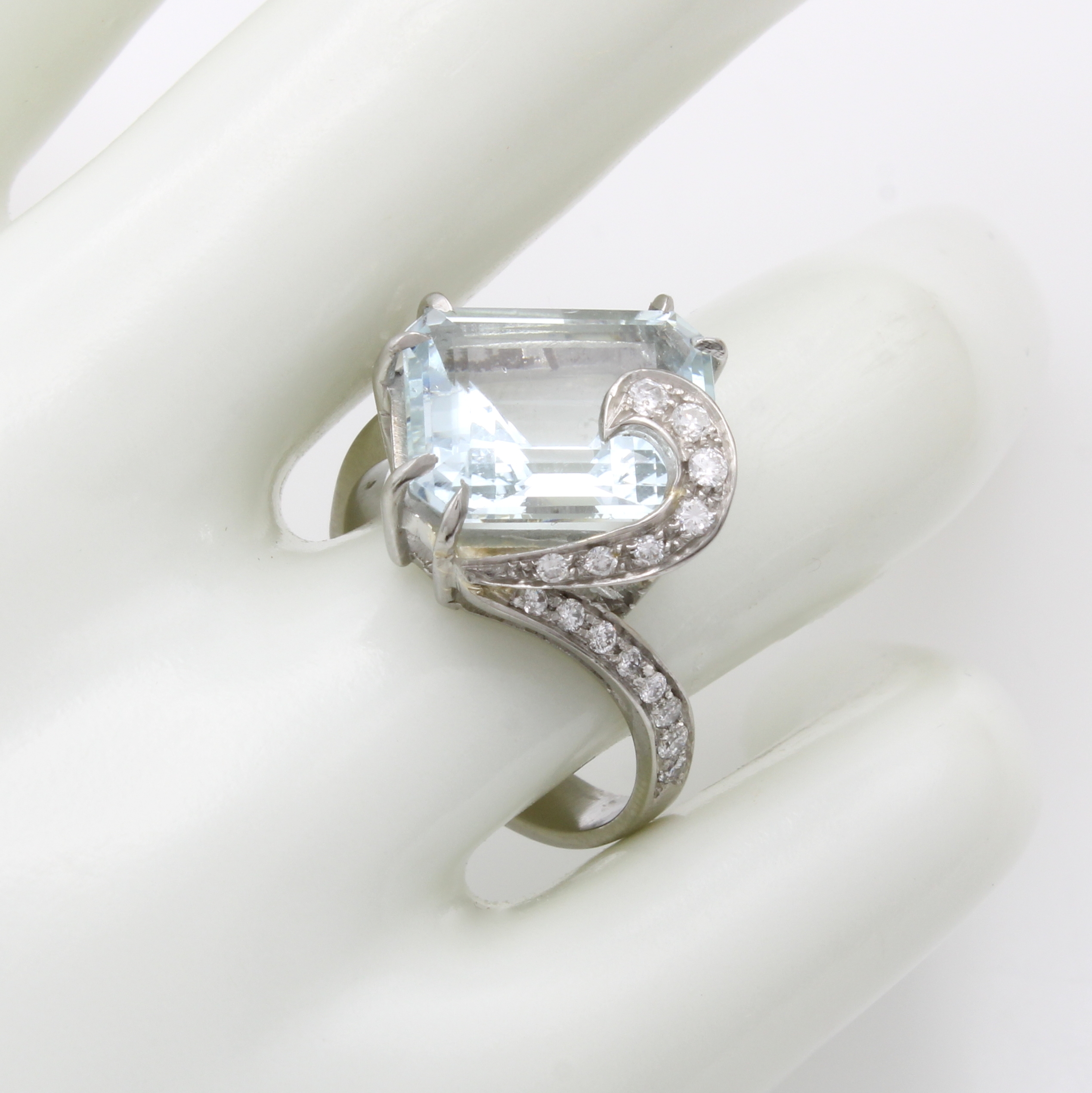 Image 27085680 - Ring mit Aquamarin und Diamanten, Platin 950/000, versetztes, verspieltes Design, ...