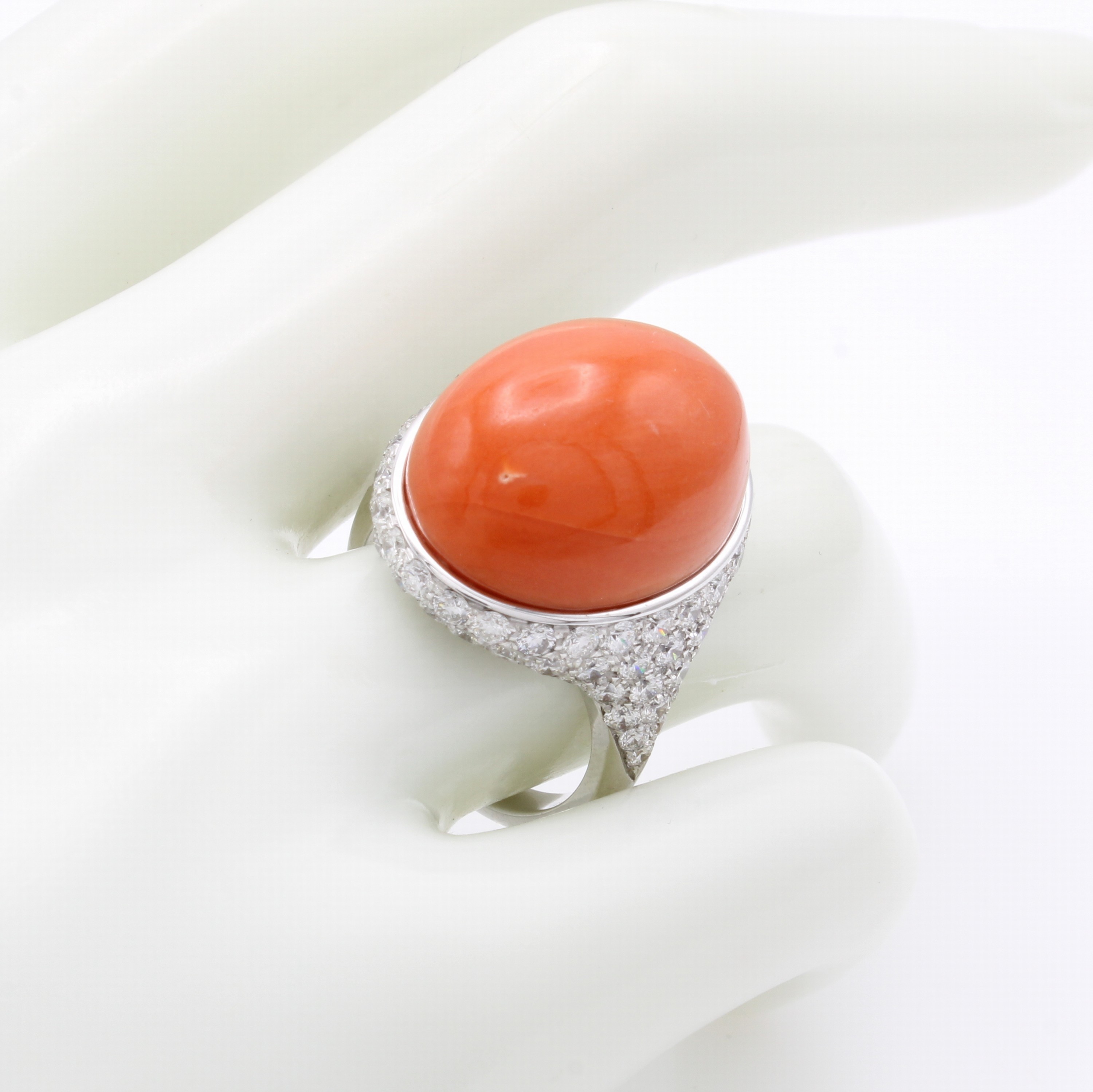 Image 27085698 - Ring mit Koralle und Brillanten, WG 750/000,Korallcabochon, Brill. zus. ca. 2.62 ct ...