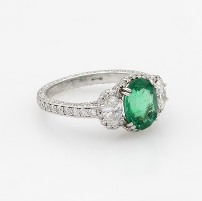 27085656a - Ring mit Smaragd, Diamanten und Brillanten, Platin 950/000, ovaler, fac. Smaragd v. ...