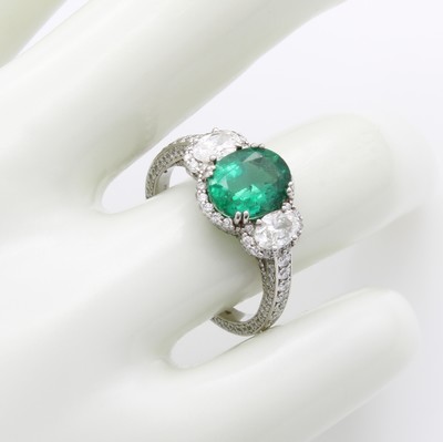 27085656b - Ring mit Smaragd, Diamanten und Brillanten, Platin 950/000, ovaler, fac. Smaragd v. ...