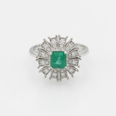 27085658a - Ring mit Smaragd und Brillanten, WG 750/000,Smaragdcarrée ca. 0.97 ct, trapezförm. ...