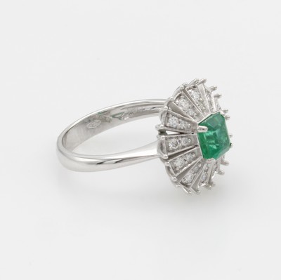 27085658b - Ring mit Smaragd und Brillanten, WG 750/000,Smaragdcarrée ca. 0.97 ct, trapezförm. ...