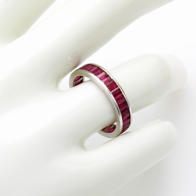 27085694a - Memoryring mit Rubinen, WG 750/000, Rubinbaguettes zus. ca. 3.57 ct, RW ca. 55 ...