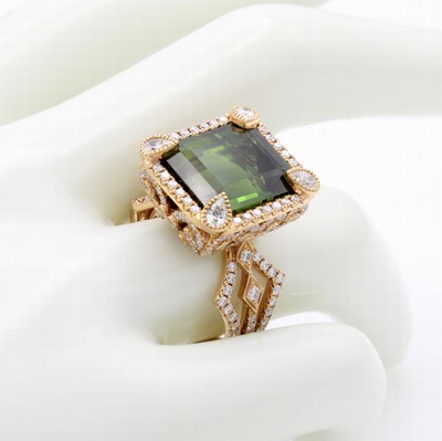 27085697a - Ring mit Turmalin und Diamanten, RoséG 750/ 000, feine, ornamentreiche Unterkaderung, ...