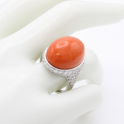 Image Ring mit Koralle und Brillanten, WG 750/000,Korallcabochon, Brill. zus. ca. 2.62 ct ...