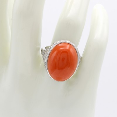 27085698a - Ring mit Koralle und Brillanten, WG 750/000,Korallcabochon, Brill. zus. ca. 2.62 ct ...