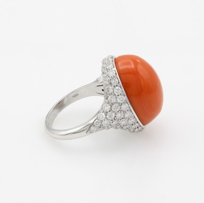 27085698b - Ring mit Koralle und Brillanten, WG 750/000,Korallcabochon, Brill. zus. ca. 2.62 ct ...