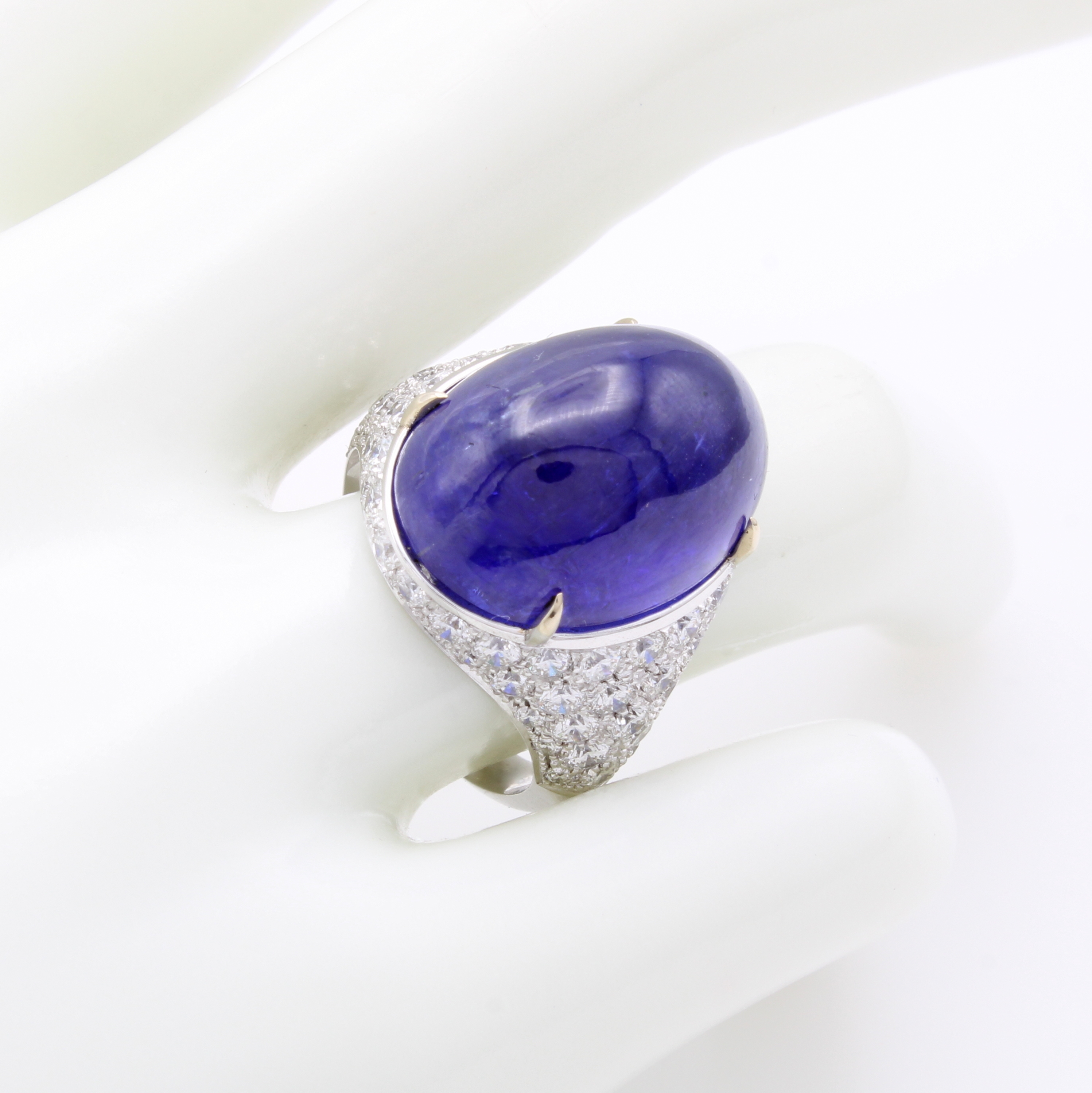 Image 27085872 - Ring mit Tansanit und Brillanten, WG 750/000, ovaler Tansanitcabochon ca. 22.18 ct, ...
