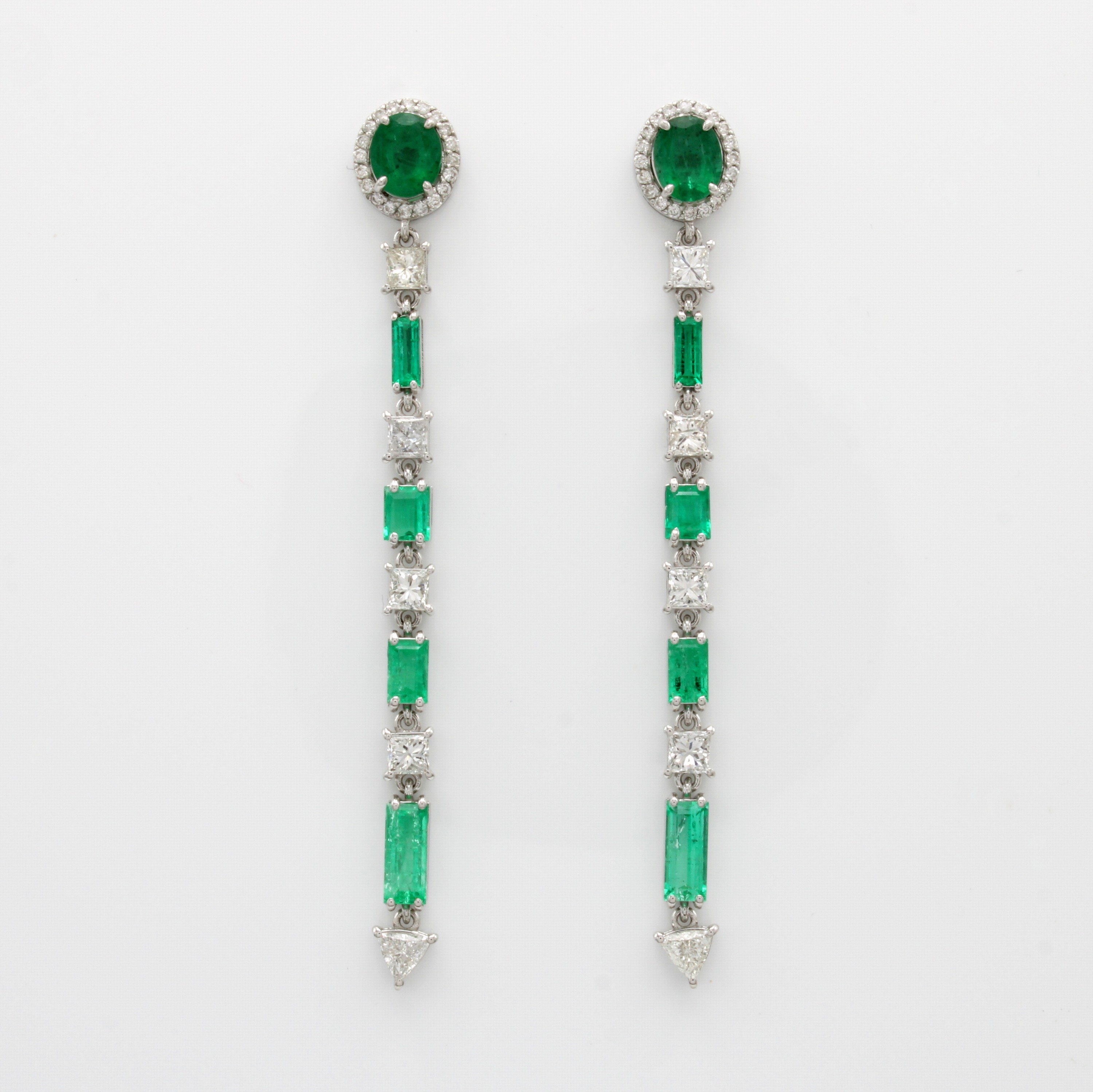 Image 27085874 - Paar Ohrstecker mit Smaragden, Diamanten und Brillanten, WG 750/000, Smaragde in versch. ...