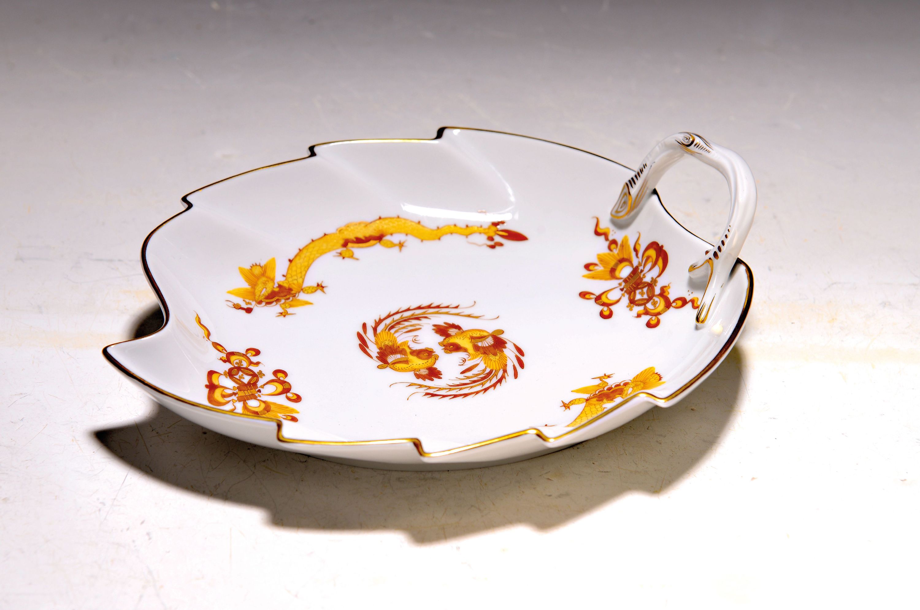 Image 27085875 - Leaf bowl, Meissen, 20th century, 1st choice, decor of yellow court dragon shaded with ...