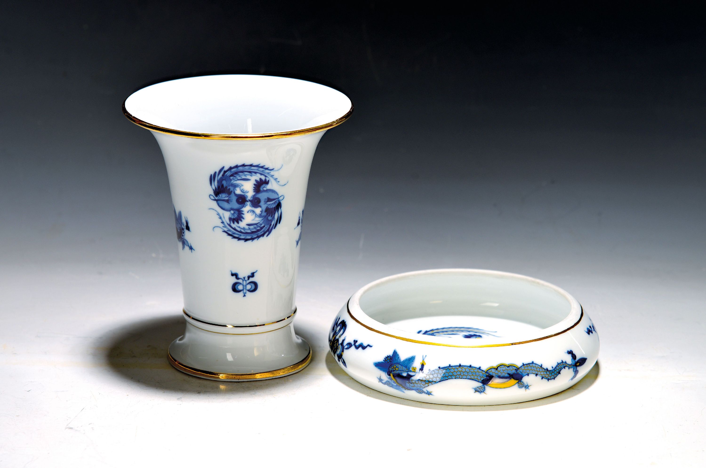 Image 27085885 - Vase und Schale, Meissen, 20. Jh., Dekor blauer Hofdrache, Vase 2. Wahl H. ca. 16.5cm; ...