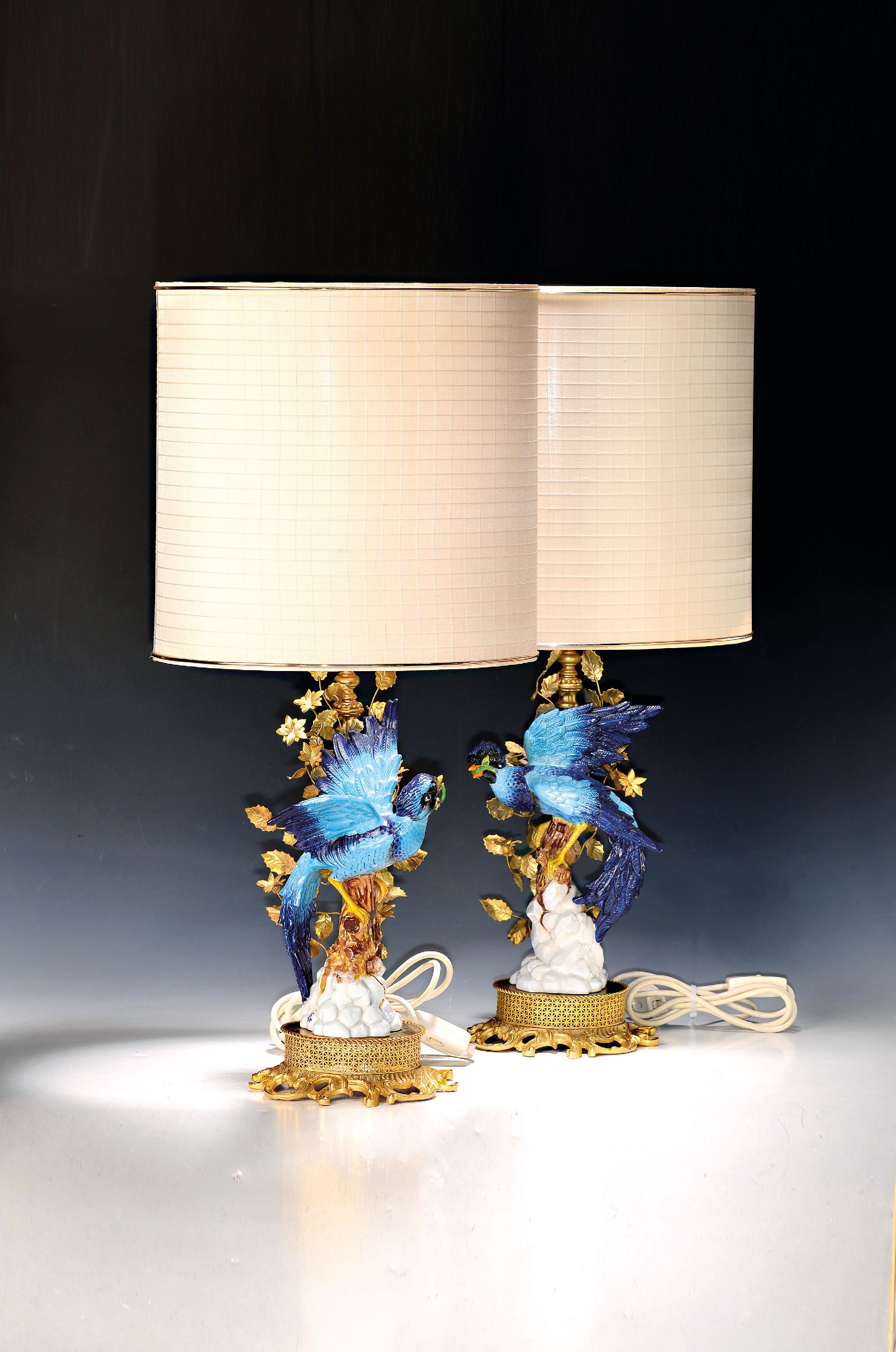 Image 27085891 - Paar Tischlampen, Italien, 20. Jh., mit vollplastischen Porzellanfiguren von ...