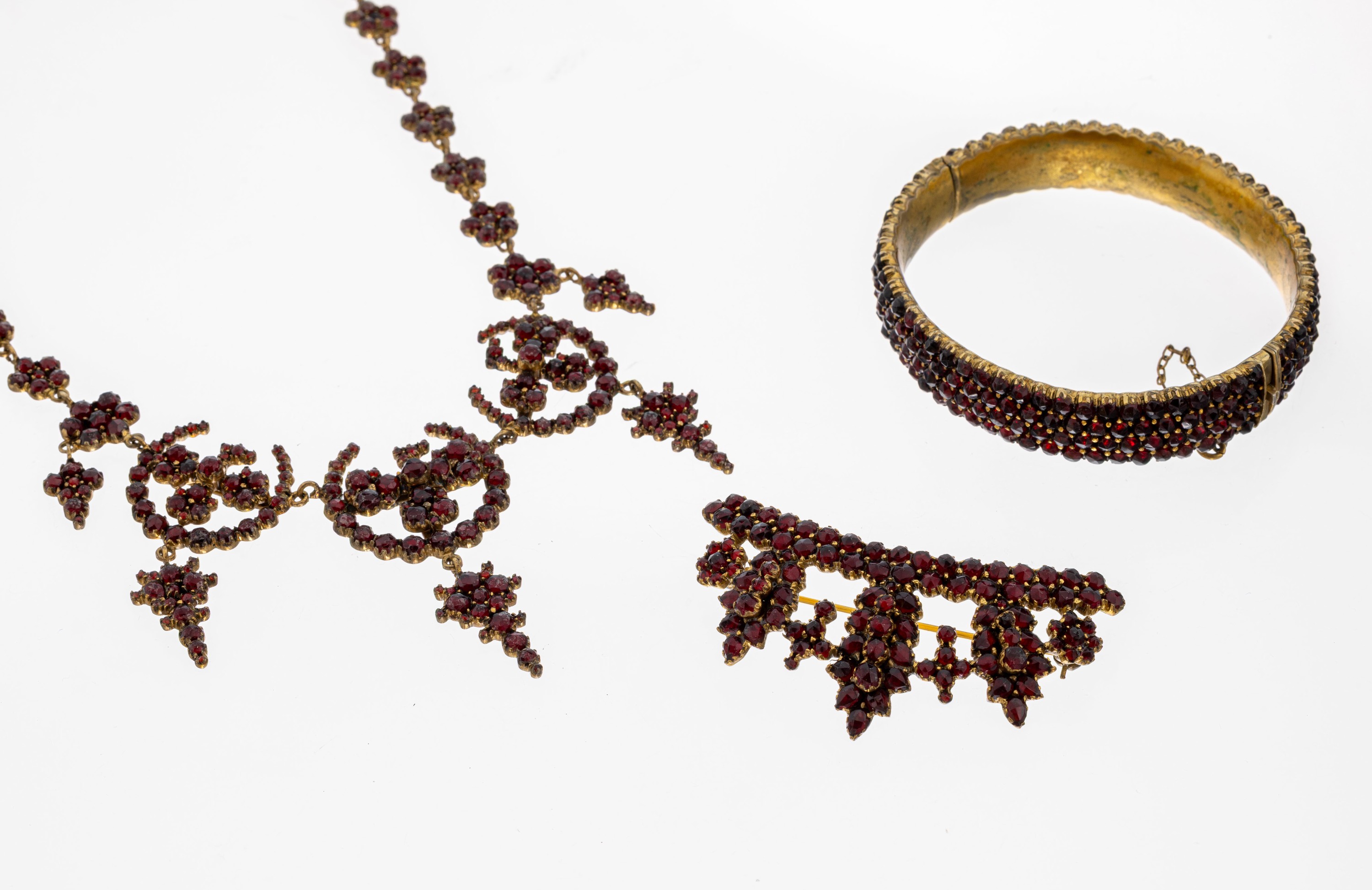 Image 27085904 - Lot garnet-jewelry , metal gilt, comprised of: 1 bangle, diam. approx. 5.5 x 5 cm, ...