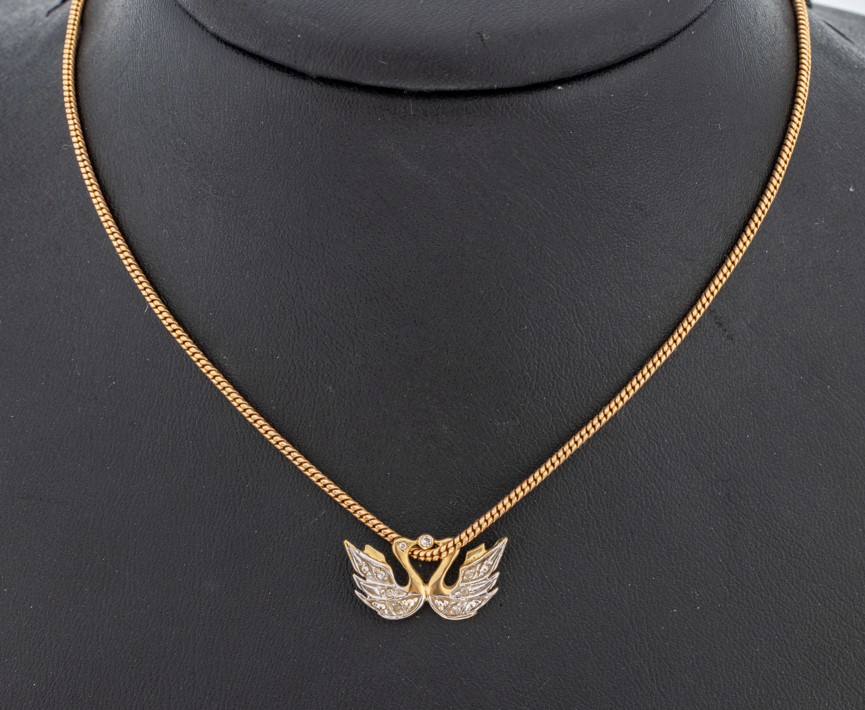 Image 27085918 - 8 kt Gold Diamant-Anhänger, GG 333/000, part. rhod., Darstellung zweier Schwäne, kl. ...