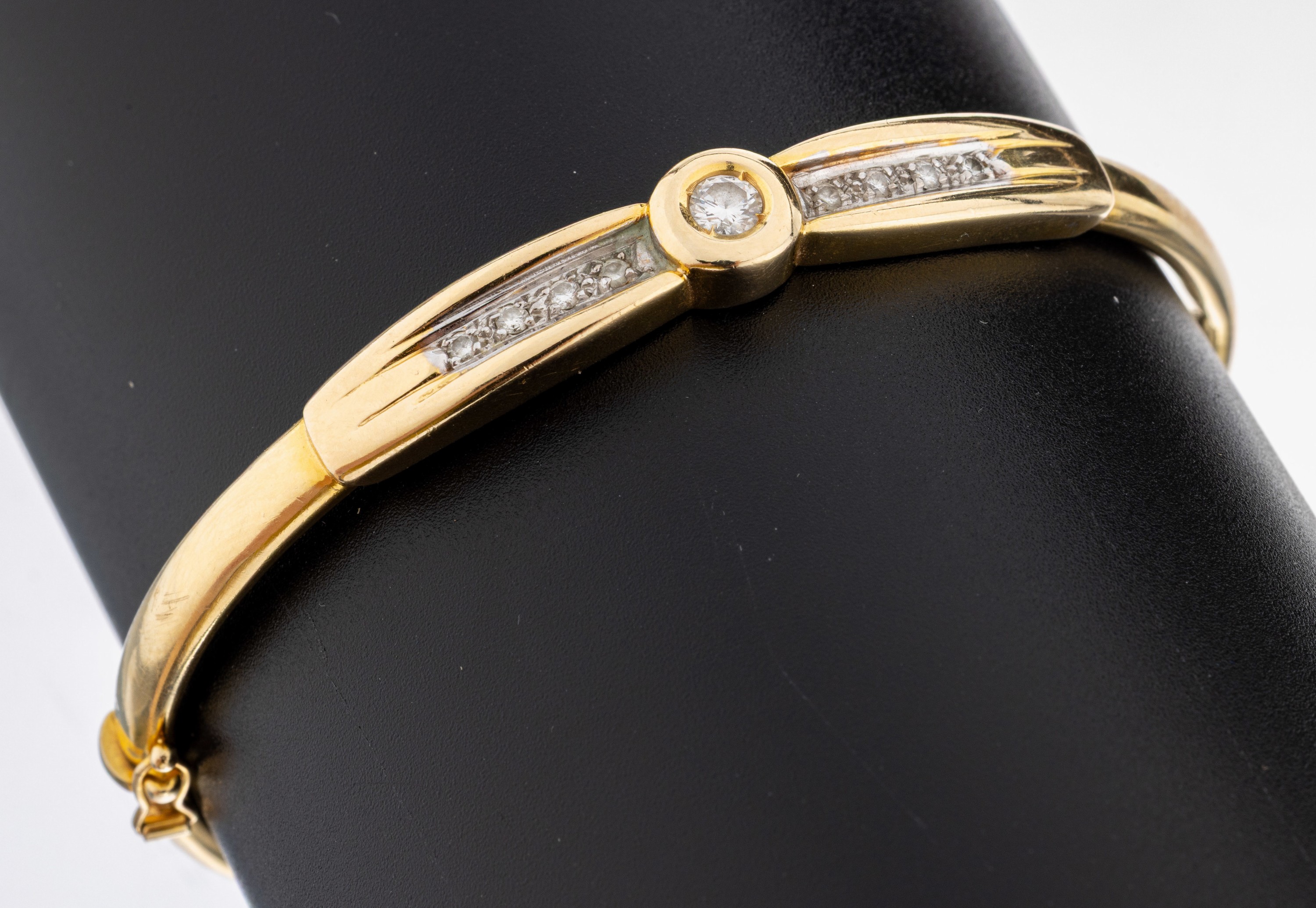 Image 27085921 - 14 kt Gold Brillant-Armreif, GG 585/000, mittig Brillant ca. 0.15 ct Weiß/si, seitl. 8 ...