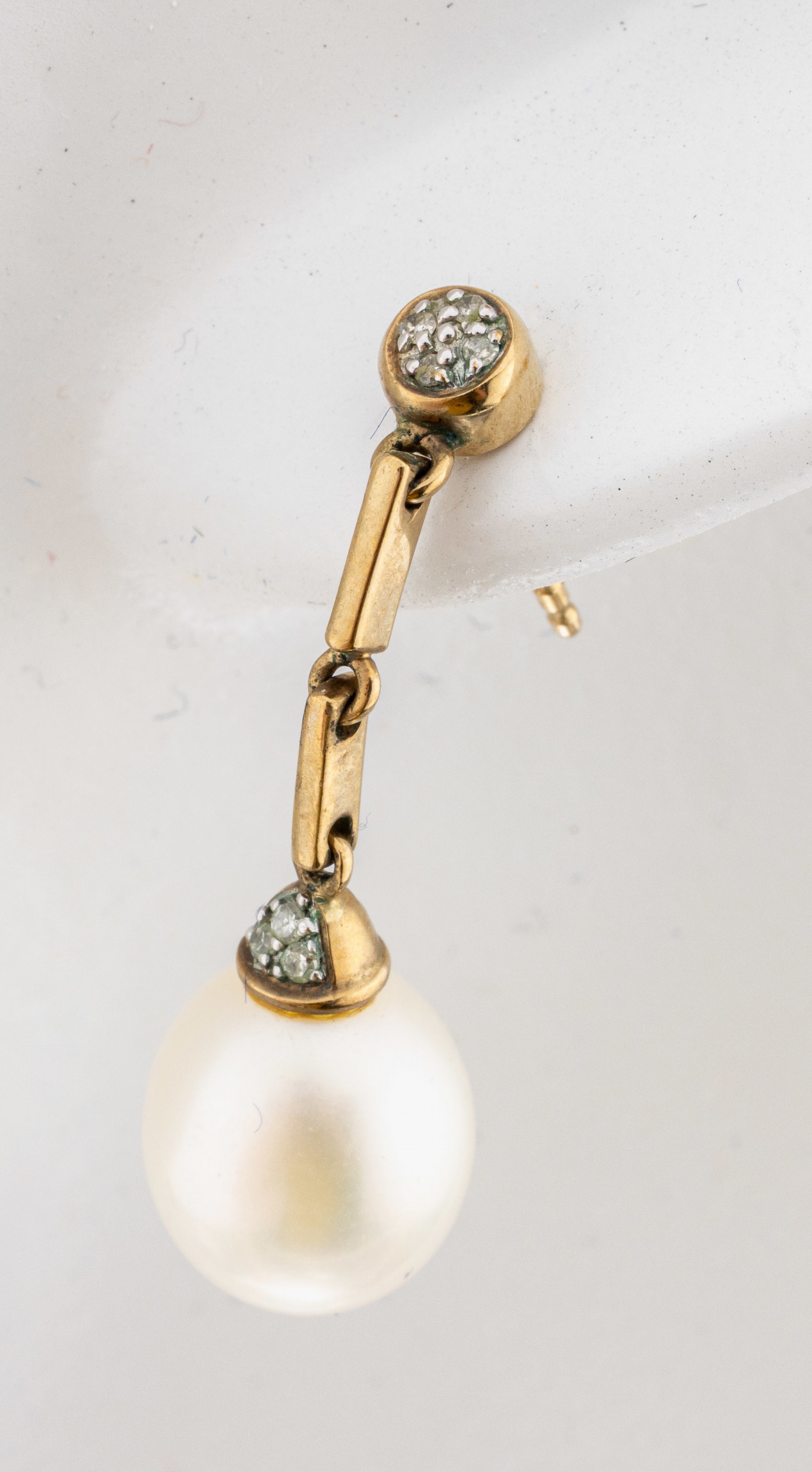 Detail a: Paar 8 kt Gold Diamant-Perl-Ohrstecker, GG 333/000, länglich bewegl., 14 8/8-Diamanten zus. ca. 0.10 ct Weiß/p, unrunde Zuchtperlen, D. ca. 4.6 ...