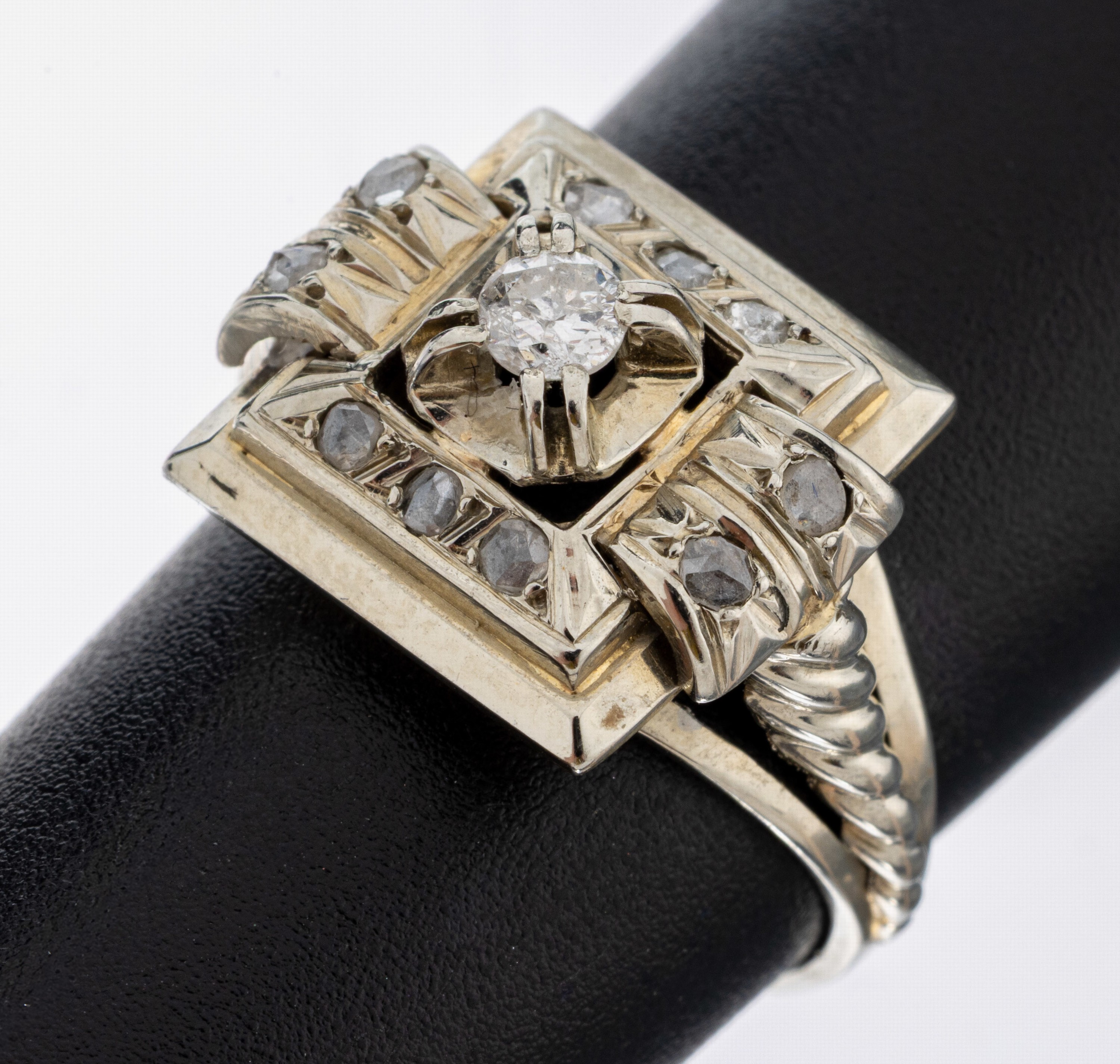 Image 27085933 - 18 kt Gold Diamant-Ring, WG 750/000, architektonischer Aufbau, mittig Brillant ca. 0.10 ...