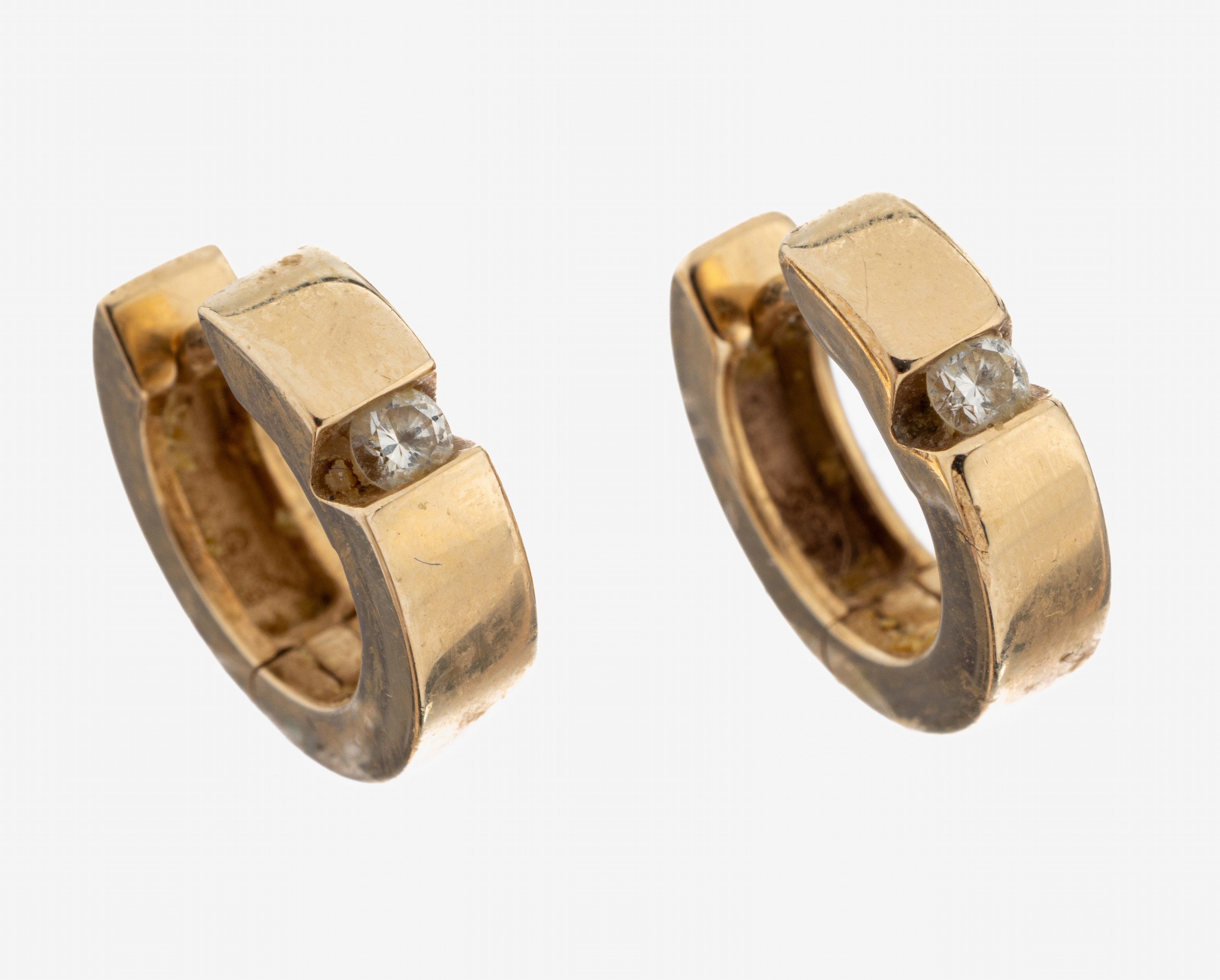 Image 27085942 - Paar 14 kt Gold Brillant-Ohrcreolen, GG 585/000, schlicht, 2 Brillanten zus. ca. 0.02 ...