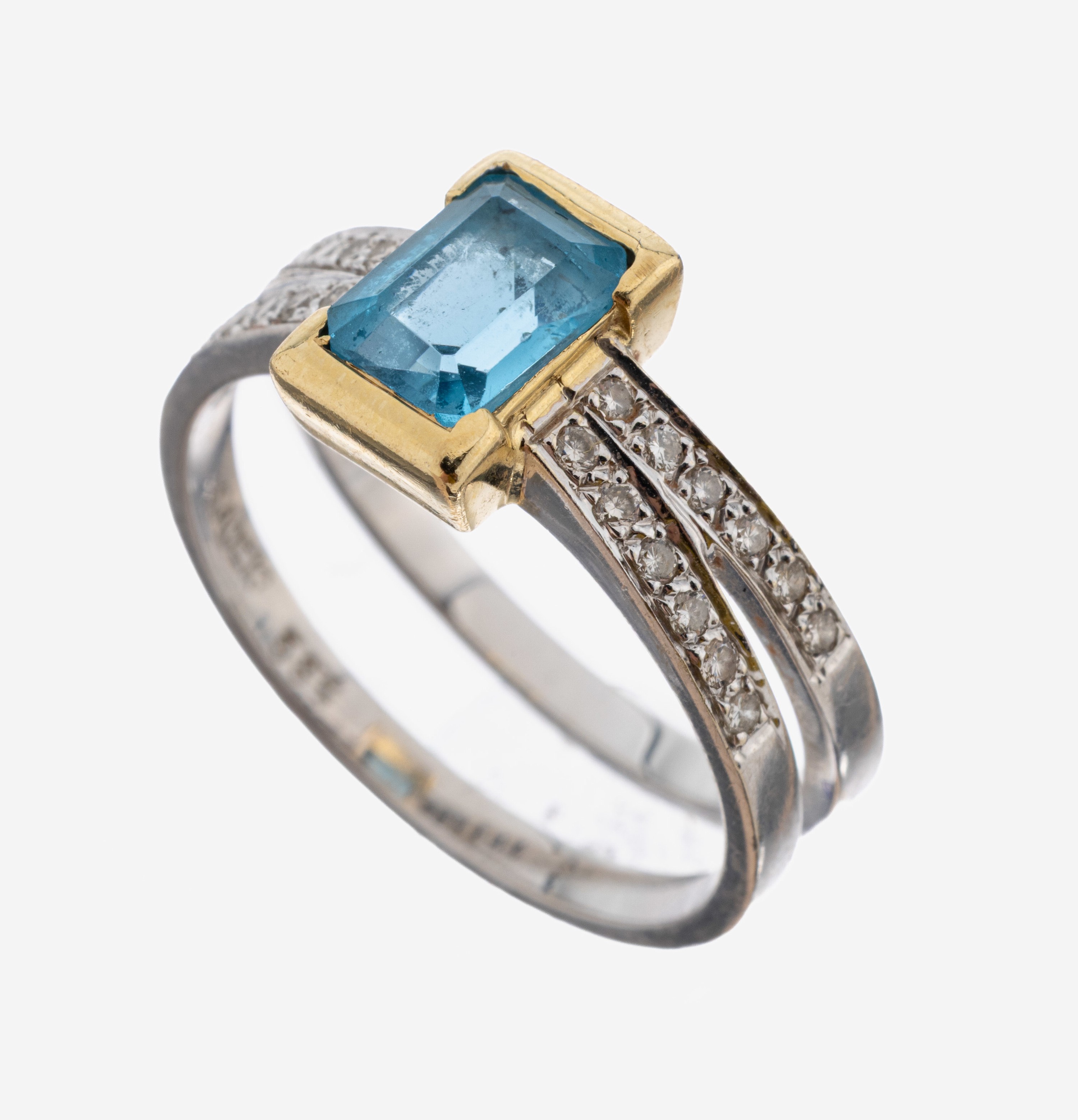 Image 27085952 - 14 kt Gold Topas-Brillant-Ring, WG/GG 585/000, mittig in GG gefasster Blautopas (beh.) ...