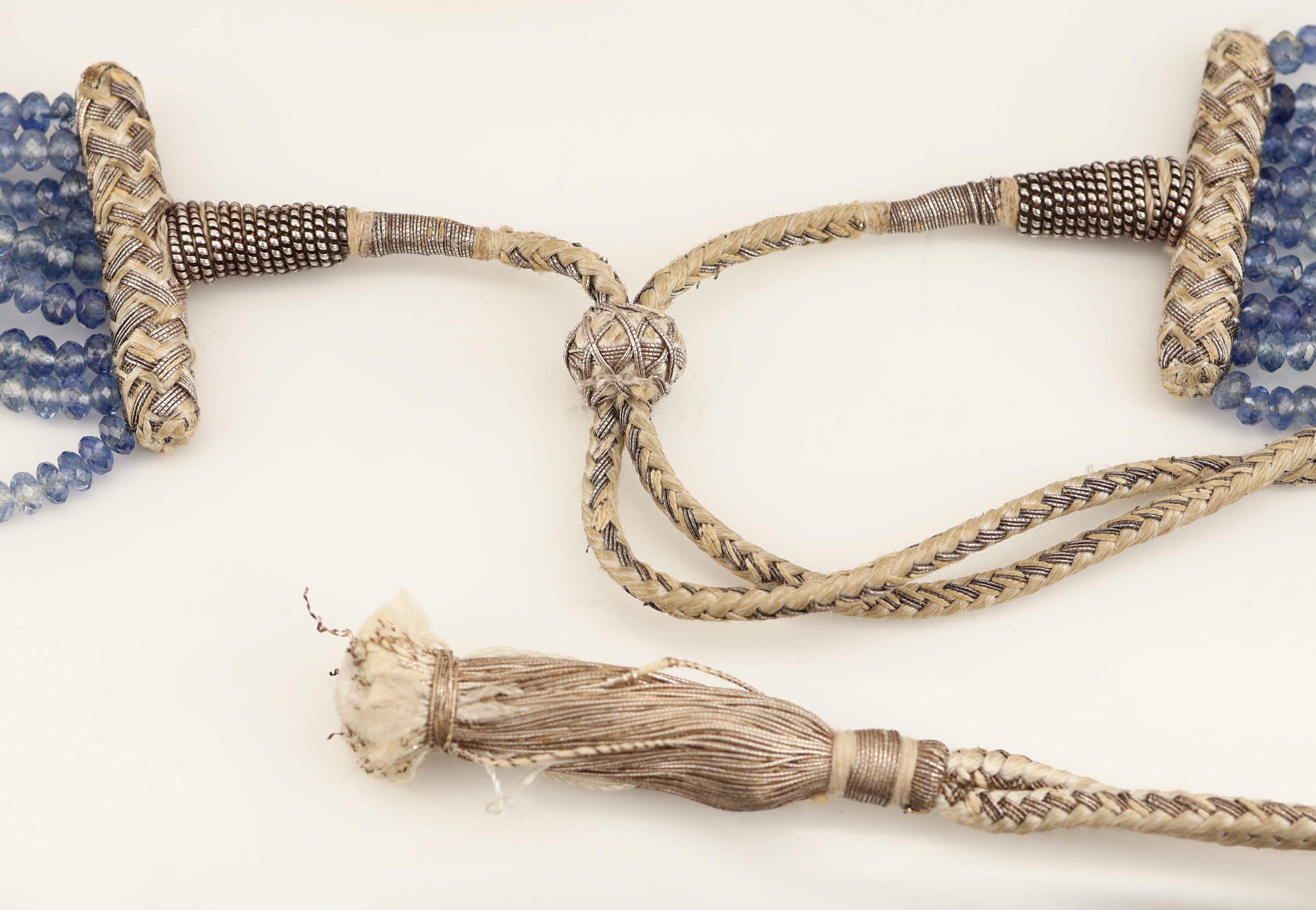 Detail b: Mehrreihiges Saphir-Collier, dekoratives 9-rhg. Collier aus facett. Saphir-Rondellen, D. ca. 3.6-5.4 mm, in fein abgestuften Farbnuancen, die ...