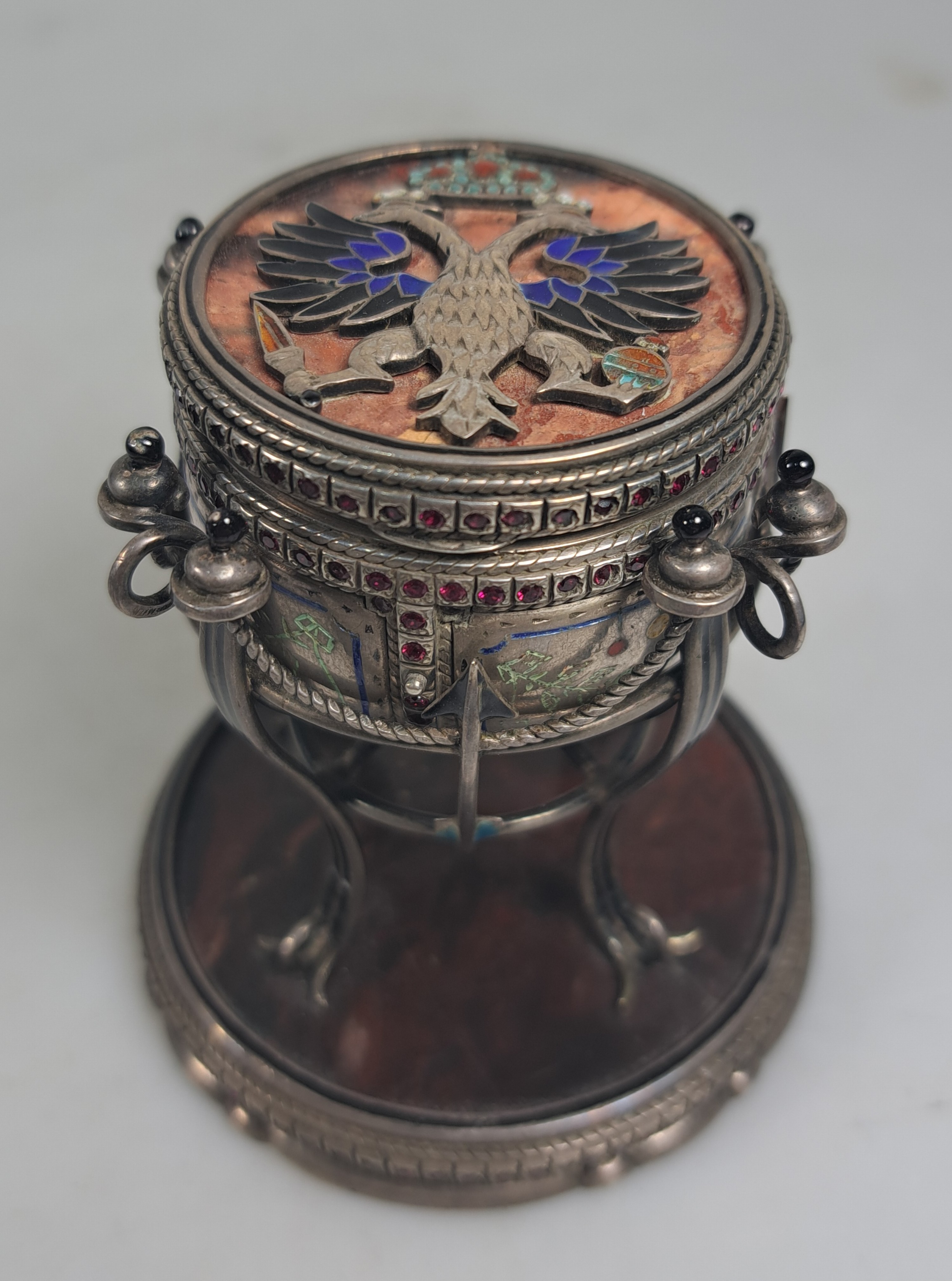 Detail a: Saliere aus Silber, Russland, wohl Moskau, 1870, 84 Zolotniki, vierfüßiger Stand mit Pfeilmotiven auf gefasster Marmorplatte (gesprungen), ...