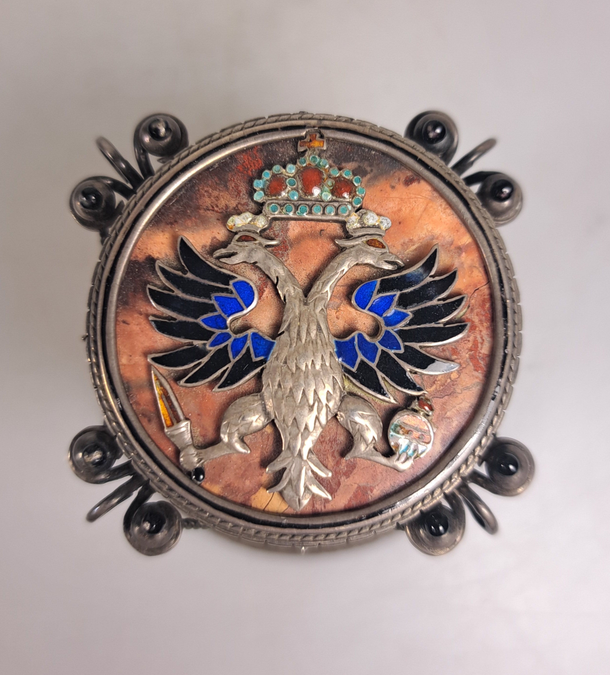 Detail b: Saliere aus Silber, Russland, wohl Moskau, 1870, 84 Zolotniki, vierfüßiger Stand mit Pfeilmotiven auf gefasster Marmorplatte (gesprungen), ...