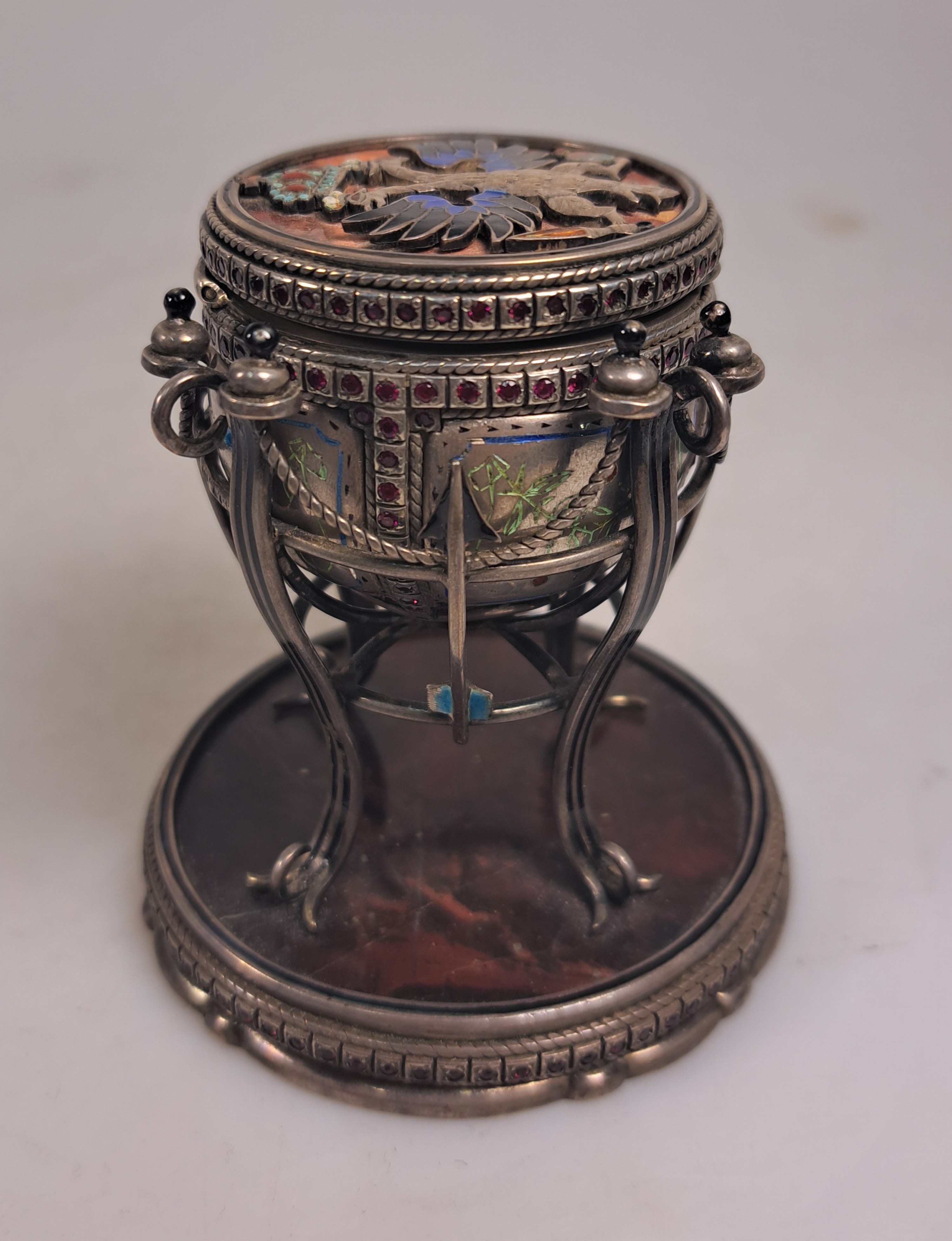 Detail c: Saliere aus Silber, Russland, wohl Moskau, 1870, 84 Zolotniki, vierfüßiger Stand mit Pfeilmotiven auf gefasster Marmorplatte (gesprungen), ...