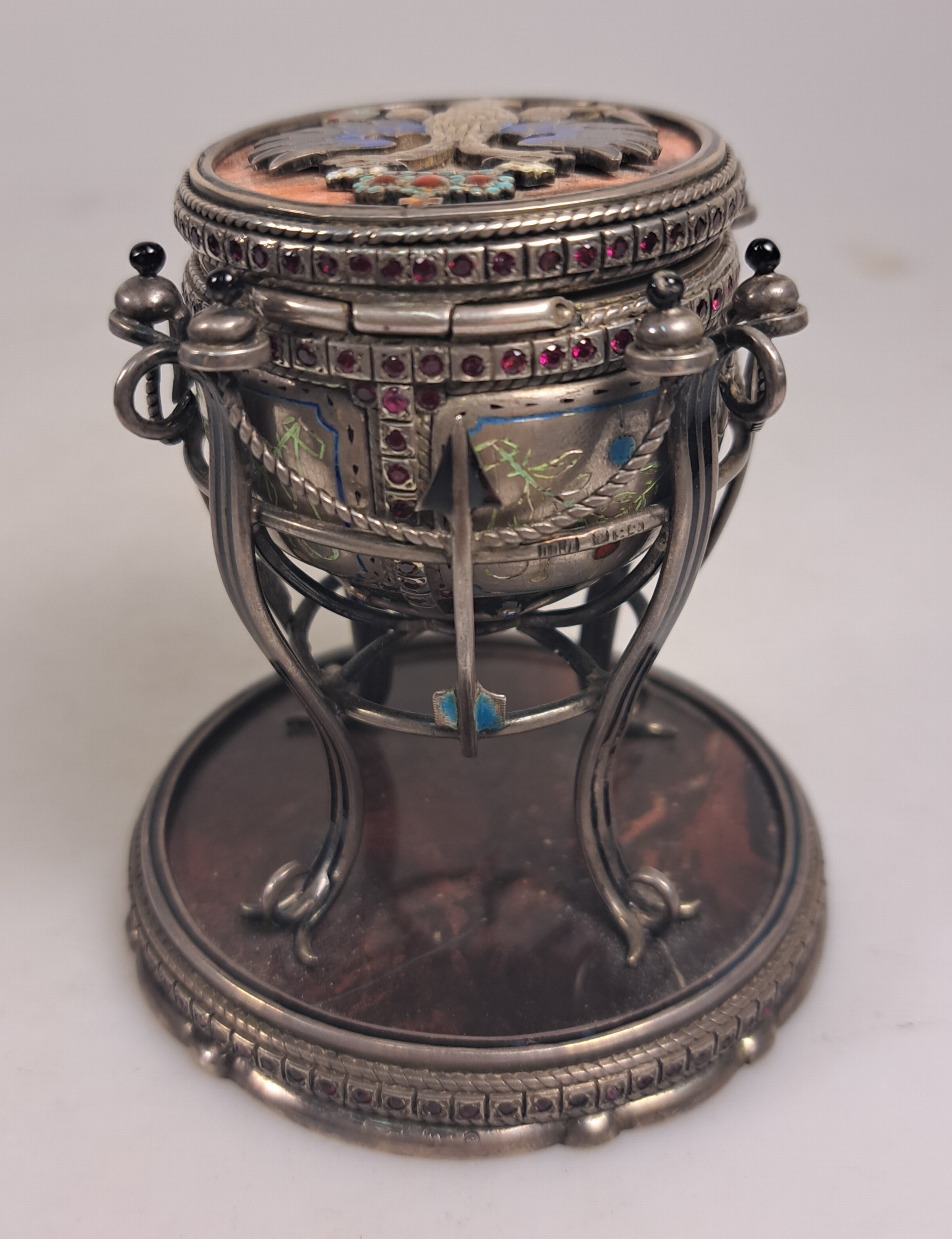Detail d: Saliere aus Silber, Russland, wohl Moskau, 1870, 84 Zolotniki, vierfüßiger Stand mit Pfeilmotiven auf gefasster Marmorplatte (gesprungen), ...