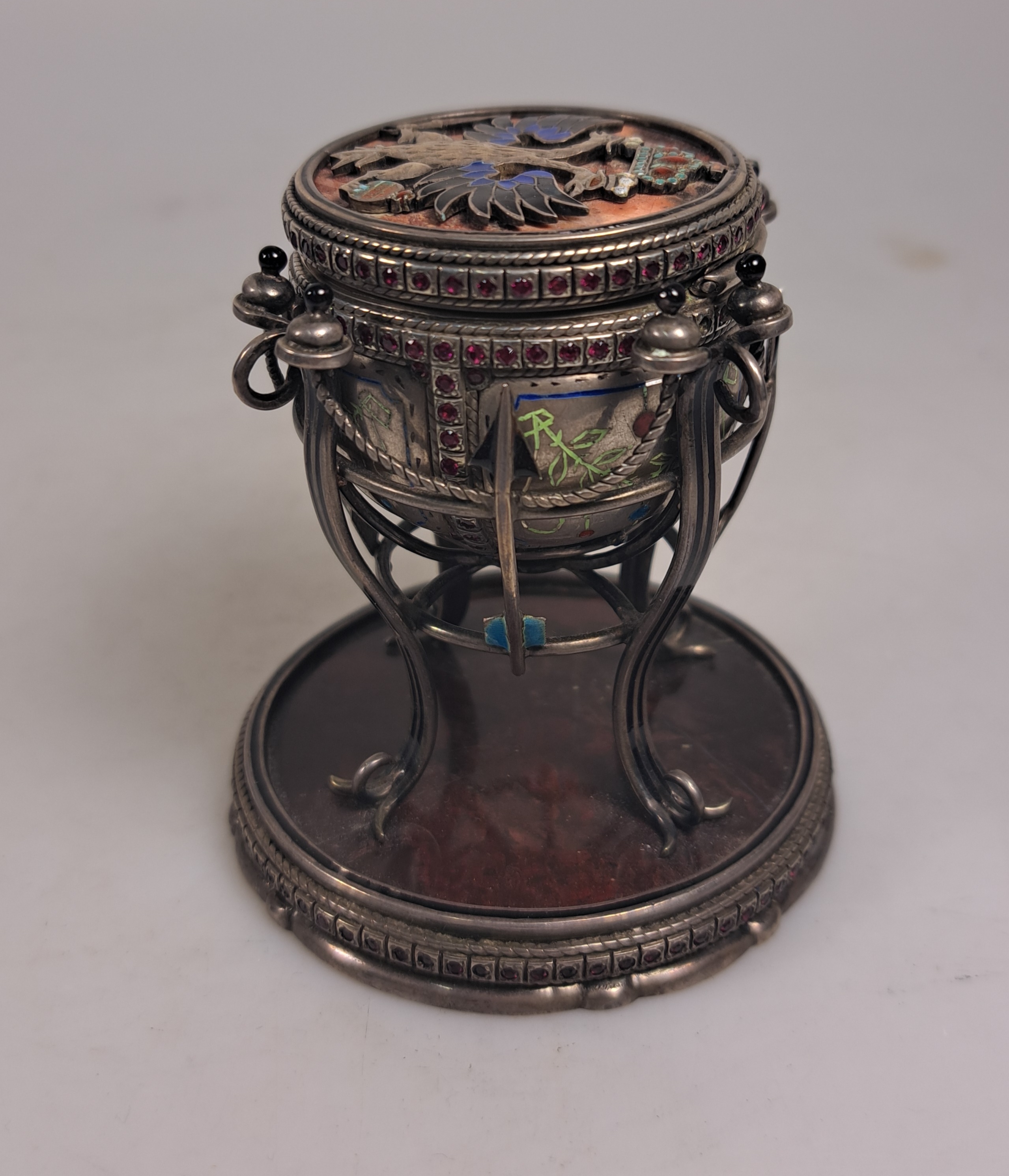 Detail e: Saliere aus Silber, Russland, wohl Moskau, 1870, 84 Zolotniki, vierfüßiger Stand mit Pfeilmotiven auf gefasster Marmorplatte (gesprungen), ...