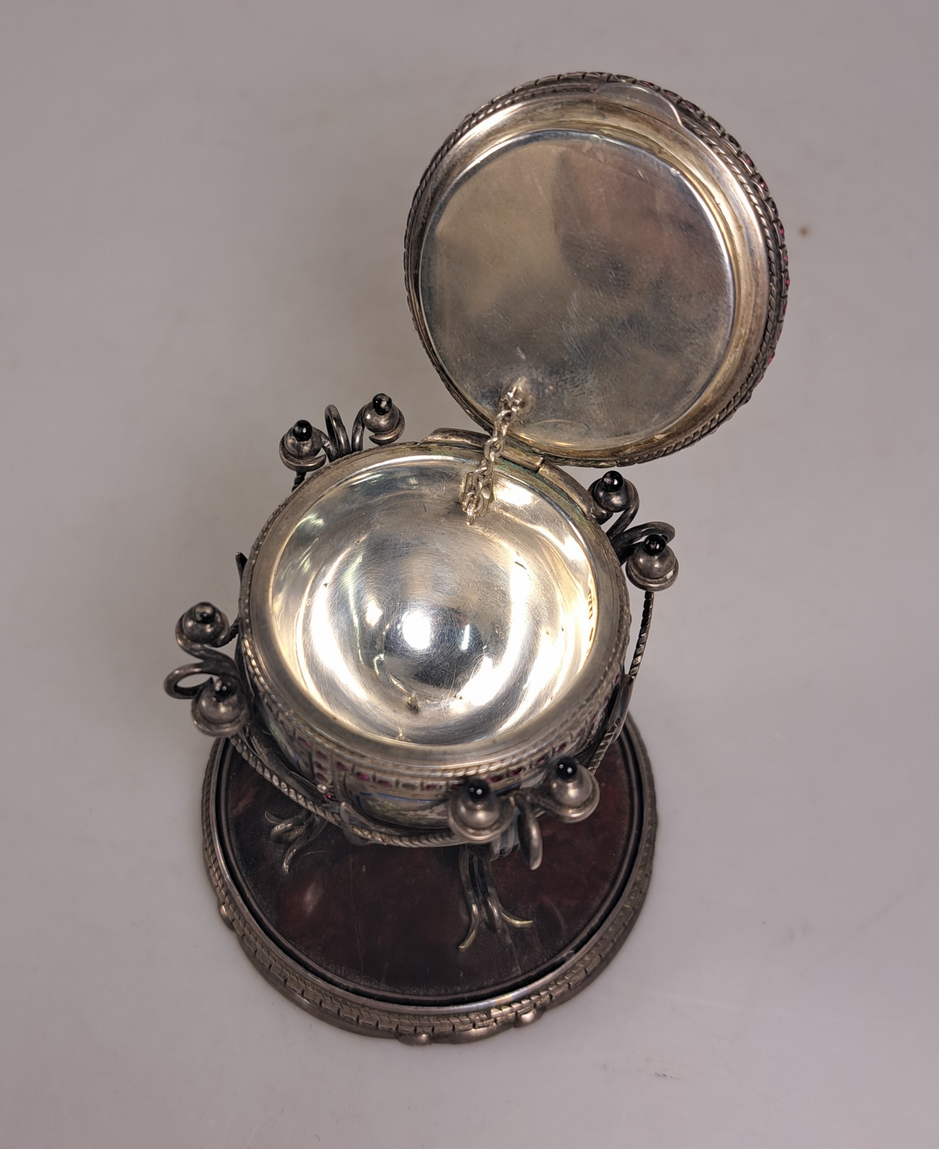 Detail f: Saliere aus Silber, Russland, wohl Moskau, 1870, 84 Zolotniki, vierfüßiger Stand mit Pfeilmotiven auf gefasster Marmorplatte (gesprungen), ...