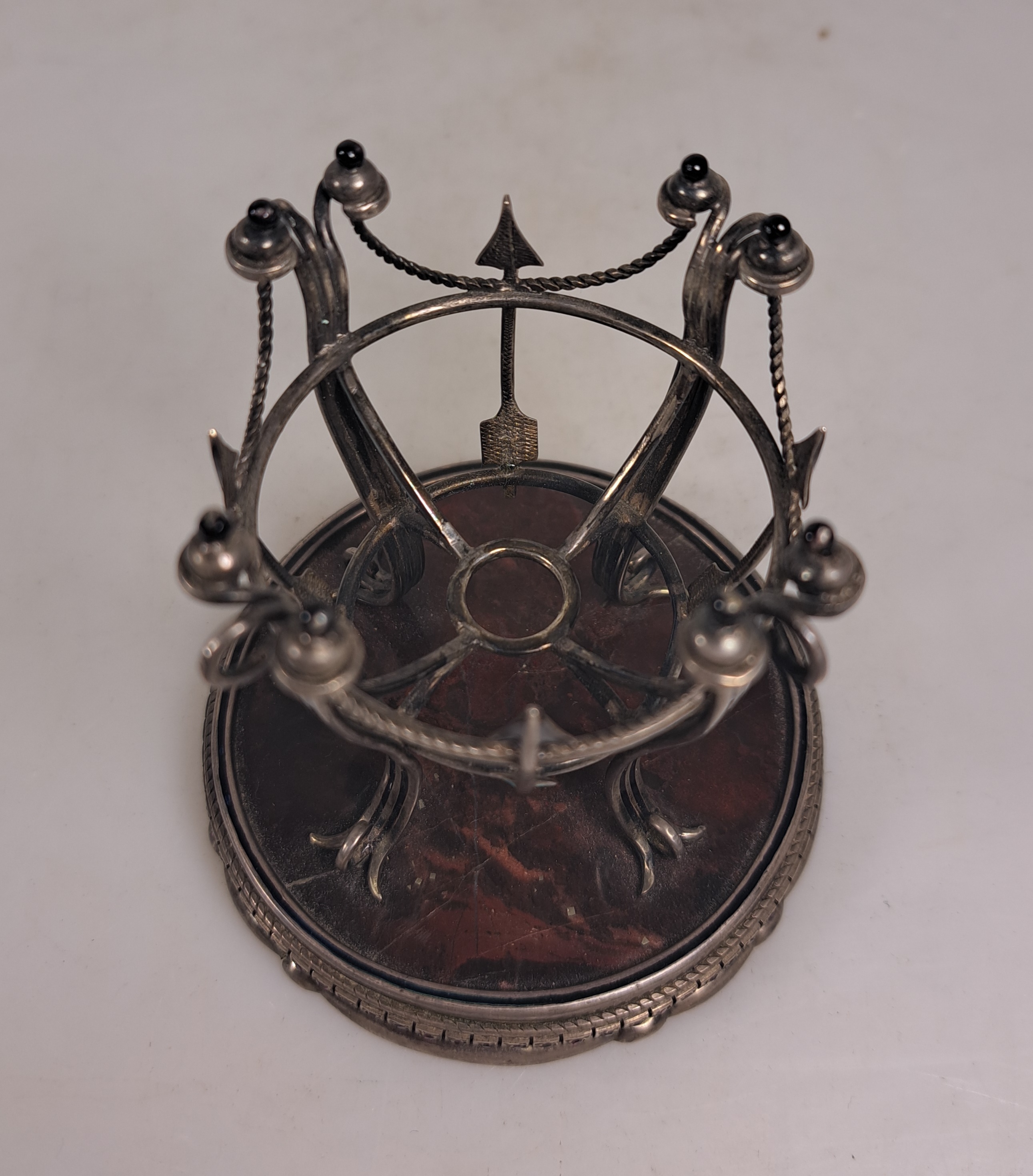 Detail g: Saliere aus Silber, Russland, wohl Moskau, 1870, 84 Zolotniki, vierfüßiger Stand mit Pfeilmotiven auf gefasster Marmorplatte (gesprungen), ...