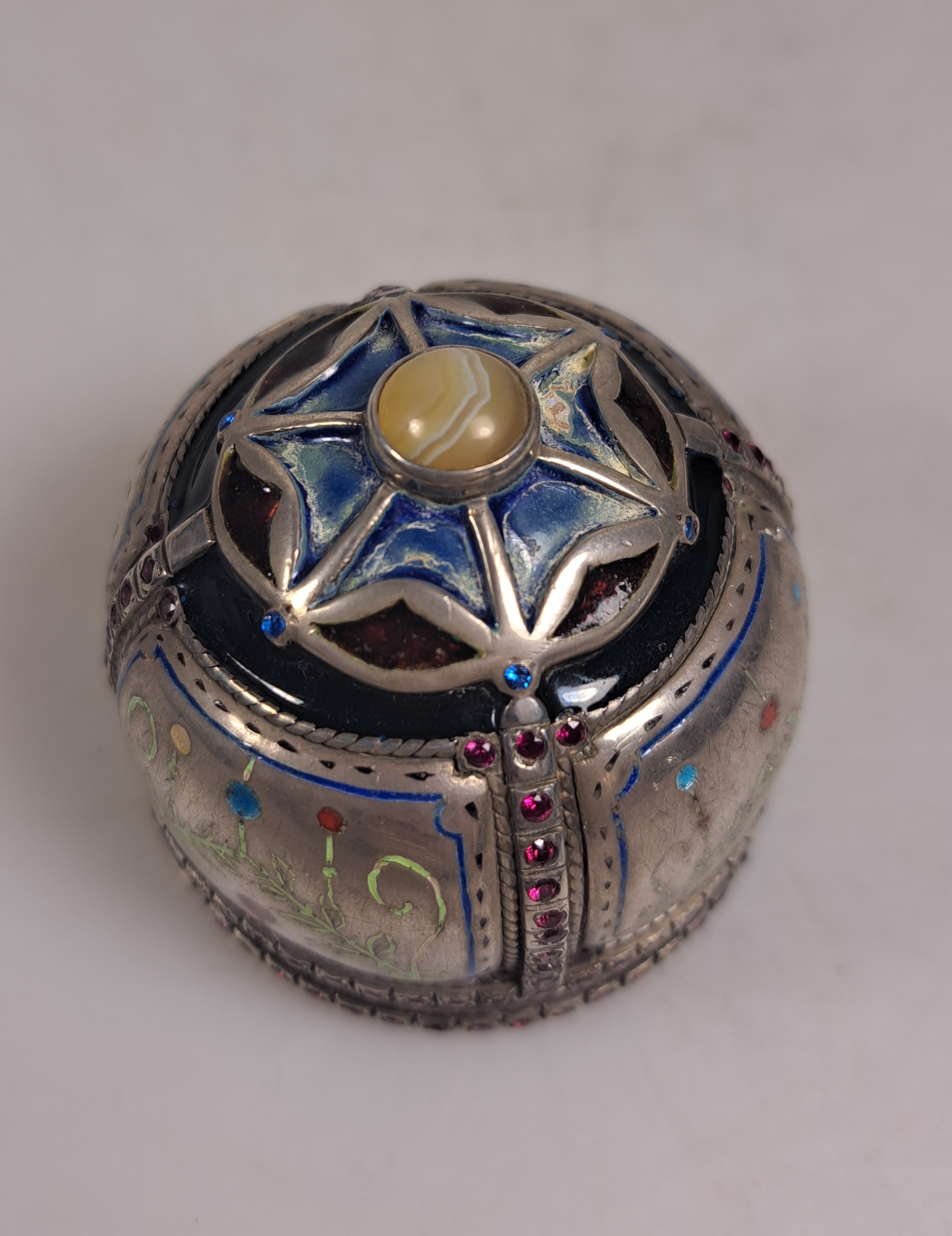 Detail h: Saliere aus Silber, Russland, wohl Moskau, 1870, 84 Zolotniki, vierfüßiger Stand mit Pfeilmotiven auf gefasster Marmorplatte (gesprungen), ...