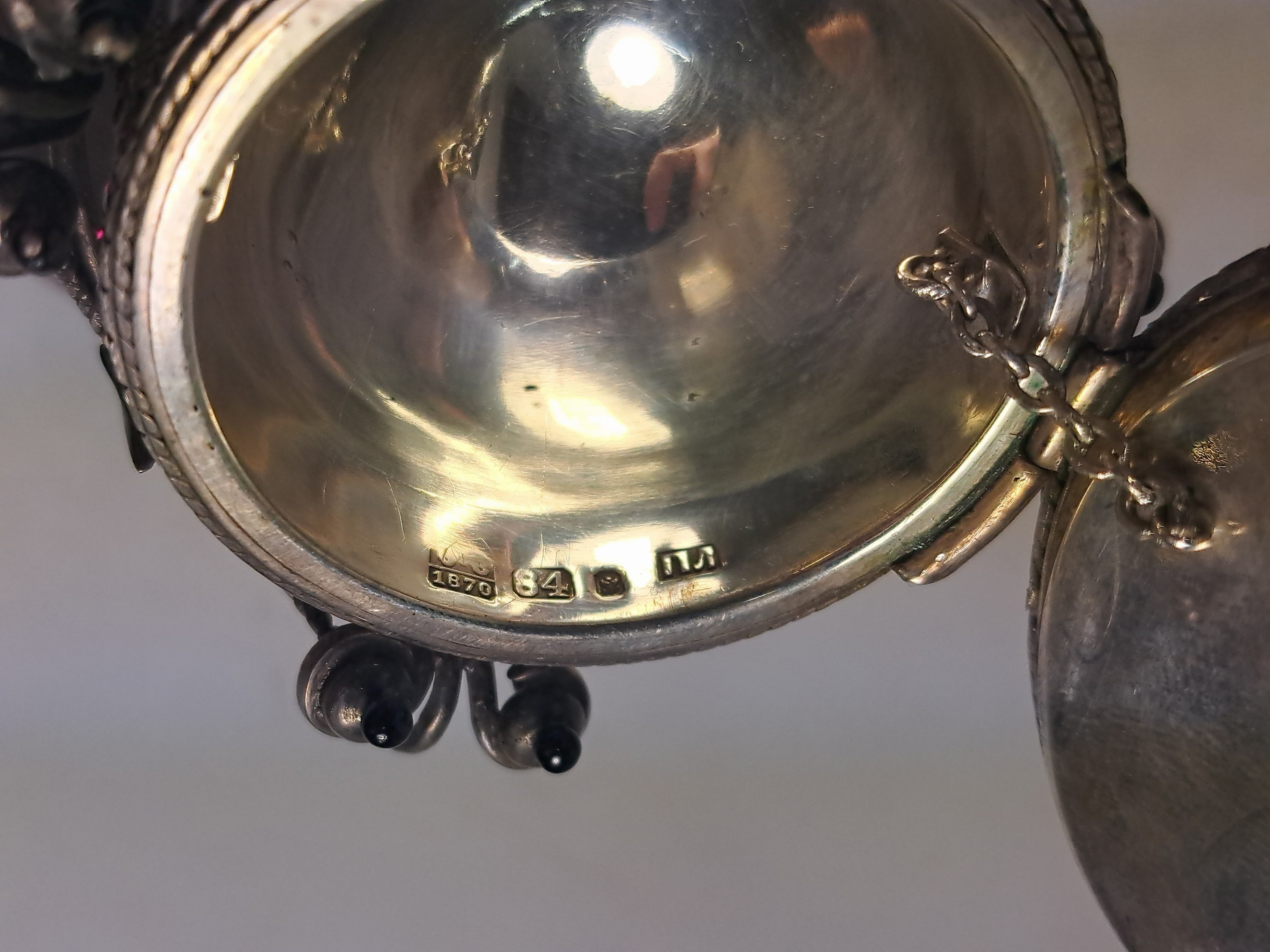 Detail j: Saliere aus Silber, Russland, wohl Moskau, 1870, 84 Zolotniki, vierfüßiger Stand mit Pfeilmotiven auf gefasster Marmorplatte (gesprungen), ...