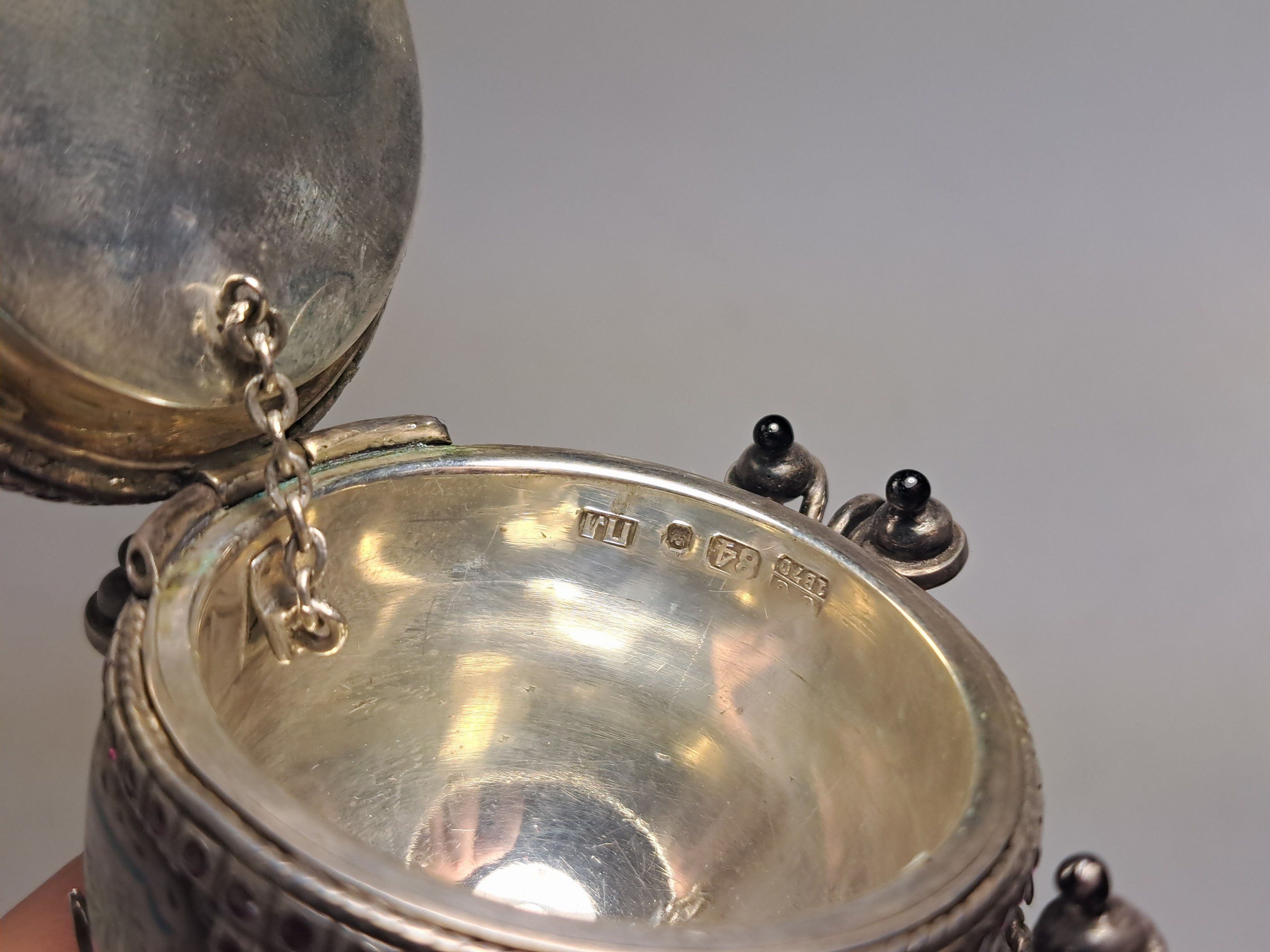 Detail k: Saliere aus Silber, Russland, wohl Moskau, 1870, 84 Zolotniki, vierfüßiger Stand mit Pfeilmotiven auf gefasster Marmorplatte (gesprungen), ...