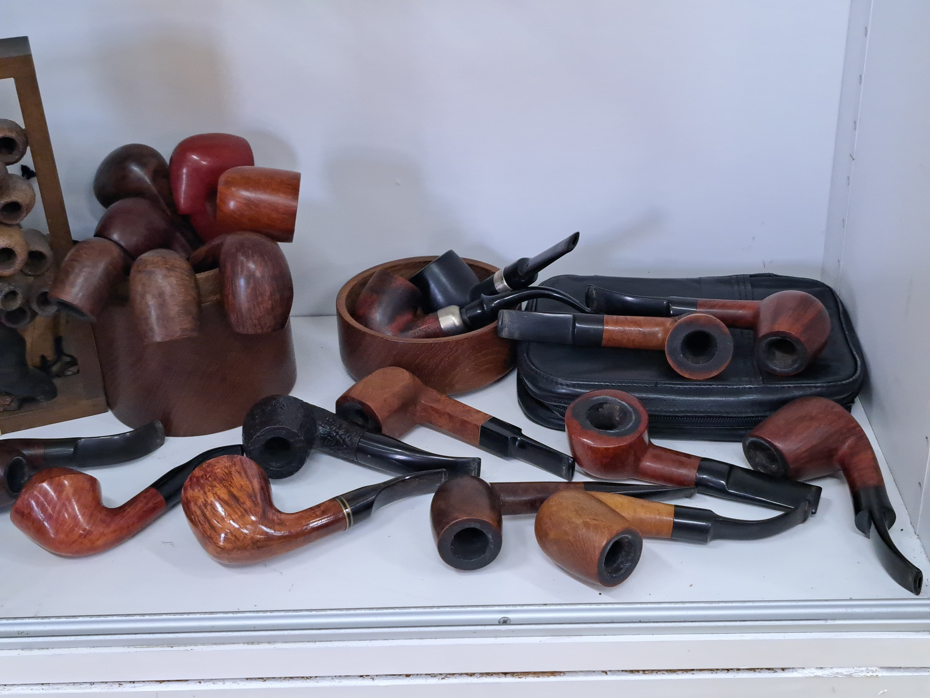 Detail a: Sammlung aus 27 Tabakpfeifen, 20. Jh., Bruyèr, alle gebraucht, darunter: Stanwell, Savinelli, Petersons, Castelmonte, Prince of Walres, Dr. Pluml, ...