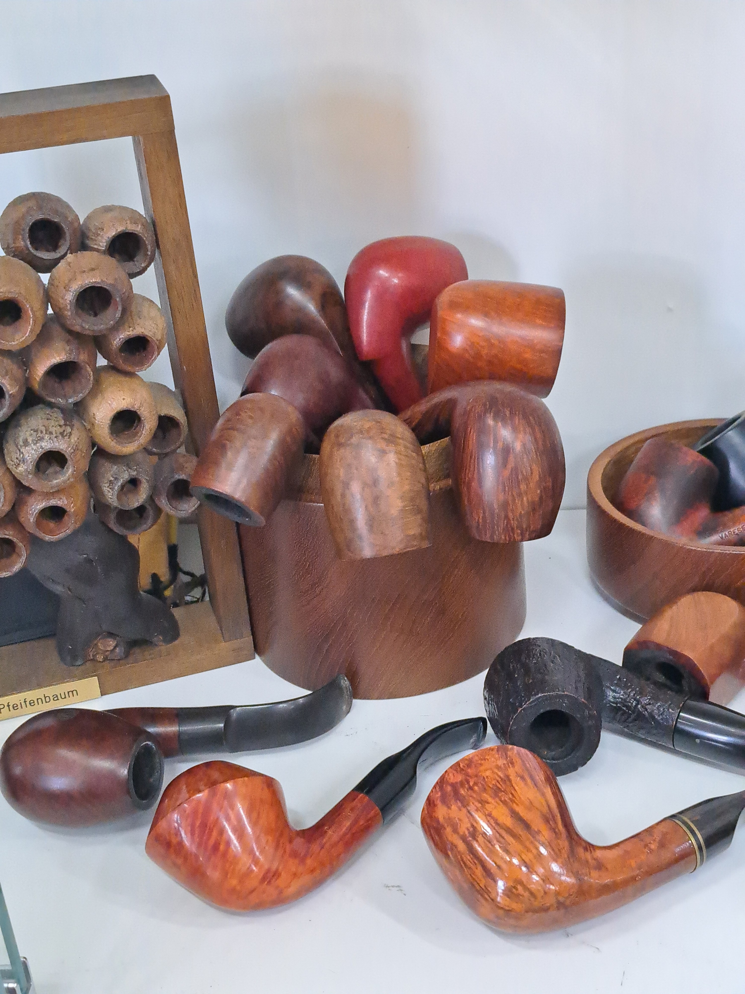 Detail b: Sammlung aus 27 Tabakpfeifen, 20. Jh., Bruyèr, alle gebraucht, darunter: Stanwell, Savinelli, Petersons, Castelmonte, Prince of Walres, Dr. Pluml, ...