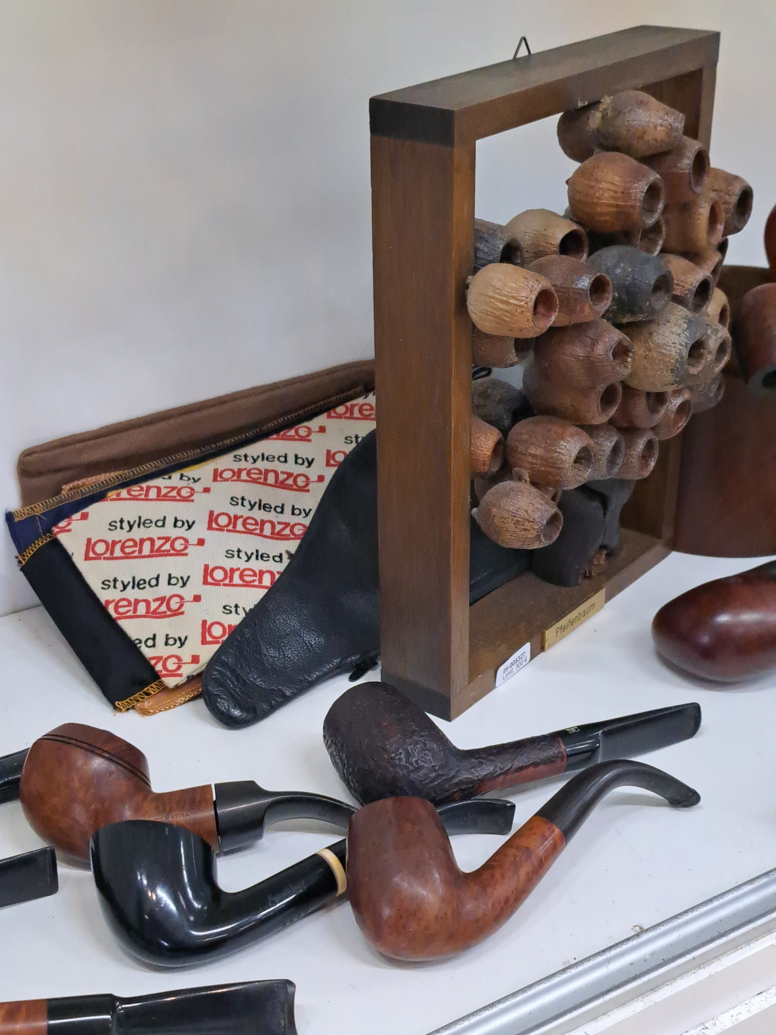 Detail e: Sammlung aus 27 Tabakpfeifen, 20. Jh., Bruyèr, alle gebraucht, darunter: Stanwell, Savinelli, Petersons, Castelmonte, Prince of Walres, Dr. Pluml, ...