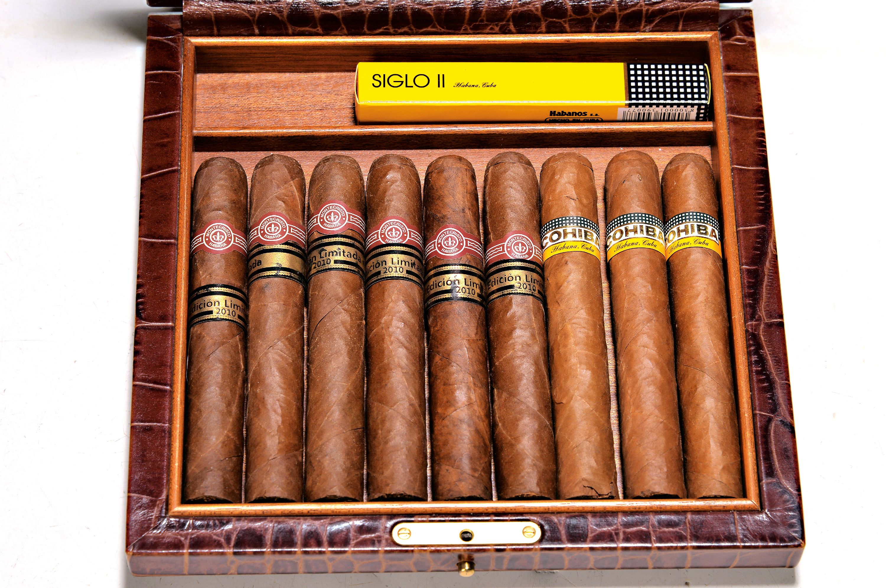 Image 27086249 - Humidor, Davidoff, Genf, Schweiz, Holzkorpusmit braunem Lederbezug in Krokodiloptik, ...