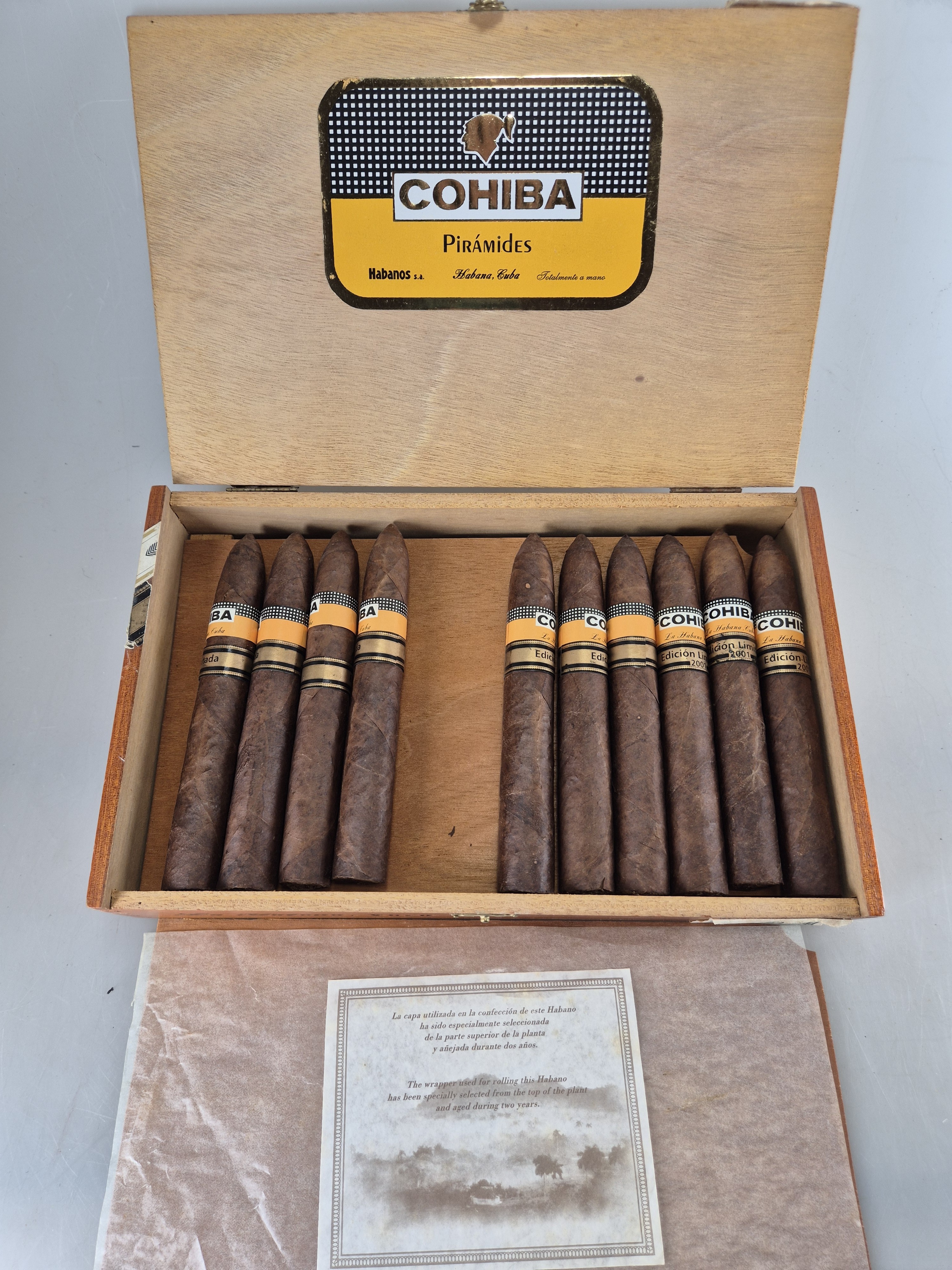 Detail b: 25er Kiste mit 22 Piramides Edicion Limitada 2001, Cohiba, Havana, Kuba, Piramides, Ringmaß 52, in geöffneter orig. Holzkiste; Provenienz: aus ...