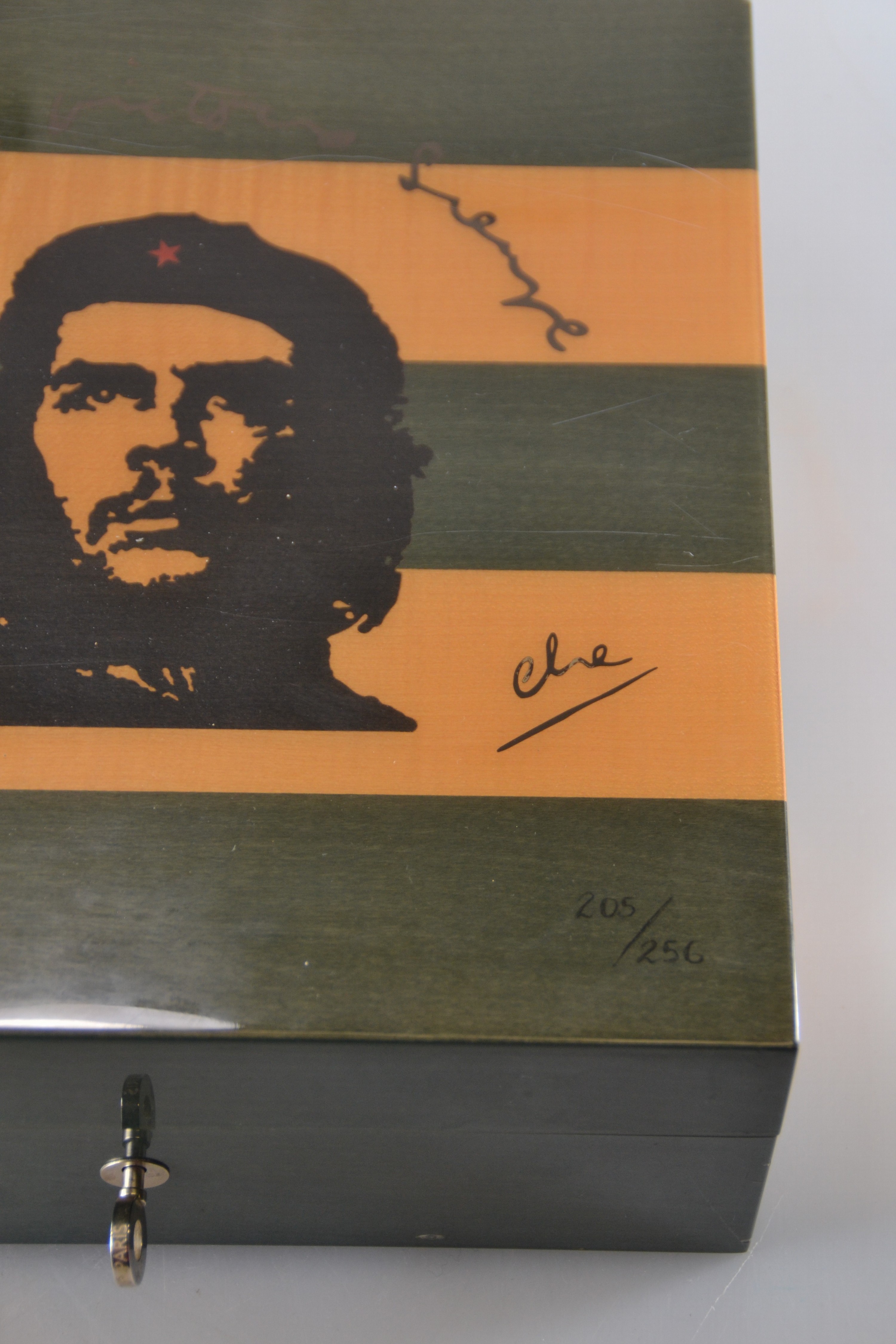 Detail b: Humidor, Elie Bleu, Paris, limitierte "Che Guevara"-Edition "Hasta la victoria siempre", Ed. 205/256, Ahornkorpus farbig bemalt, ...