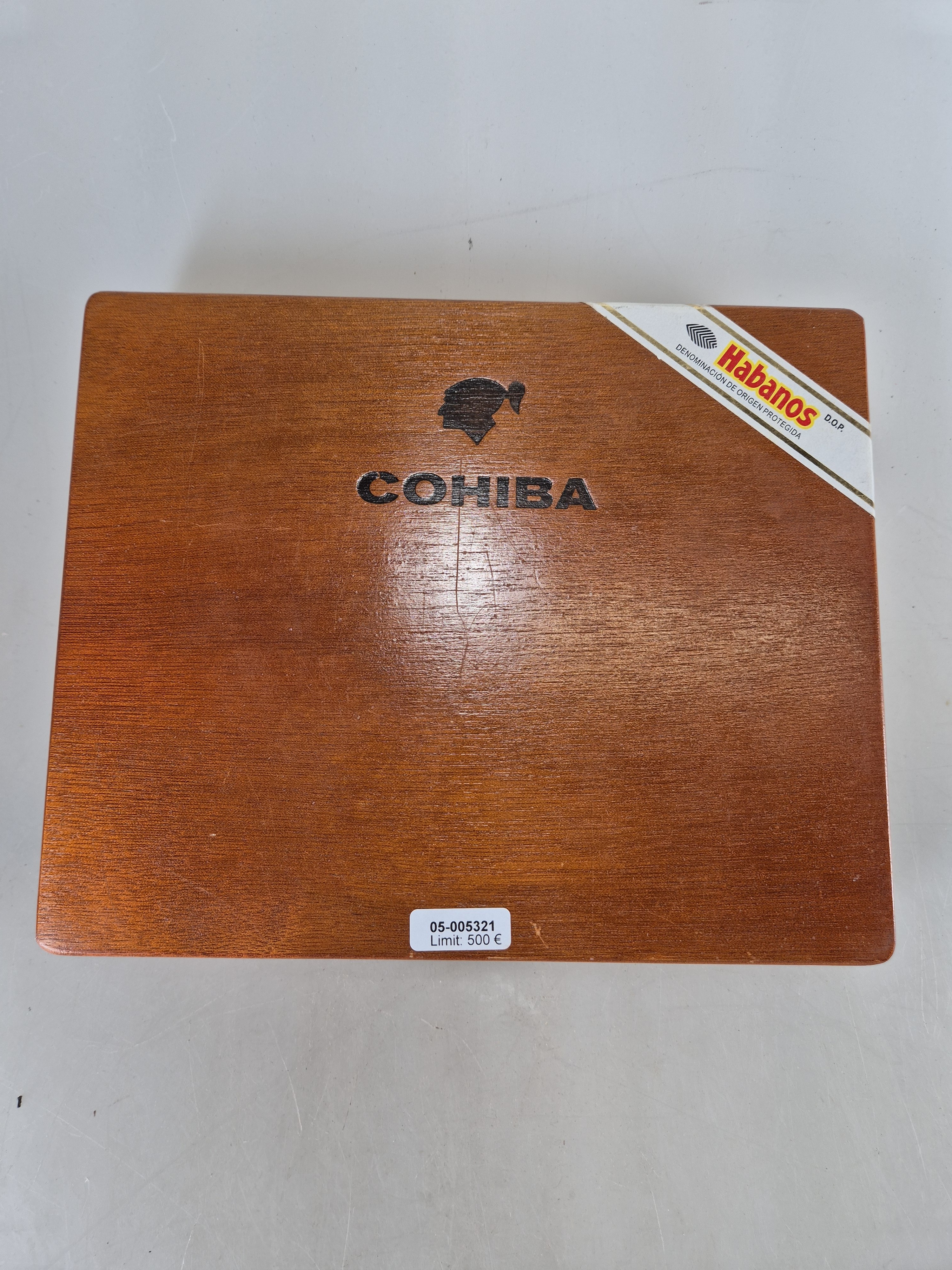 Detail a: 25er-Kiste Coronas Especiales, Cohiba, Havana, Kuba, 2001, Laguito No. 2, Ringmaß 38, in geöffneter orig. Holzkiste; Provenienz: aus Schweizer ...
