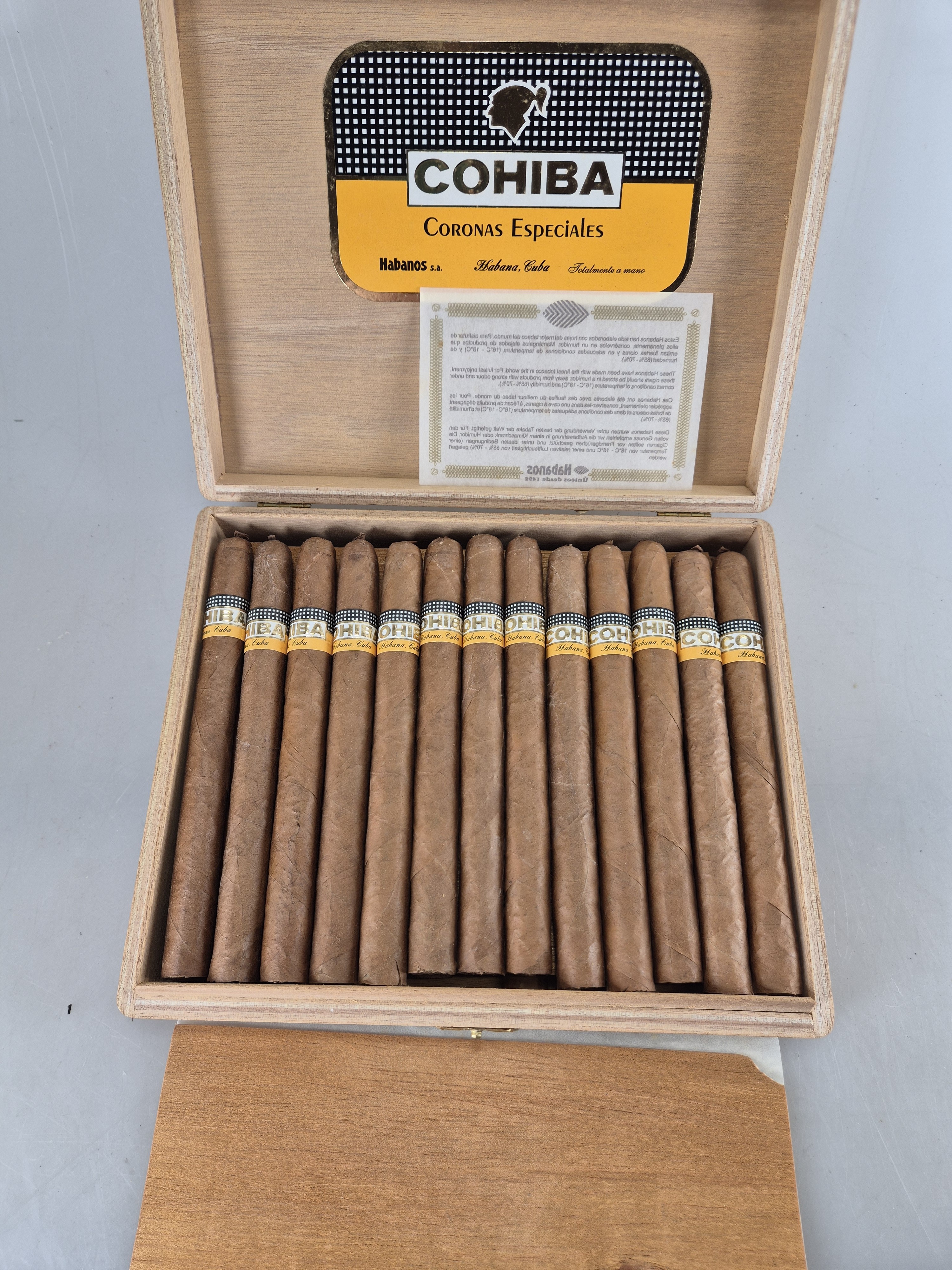 Detail b: 25er-Kiste Coronas Especiales, Cohiba, Havana, Kuba, 2001, Laguito No. 2, Ringmaß 38, in geöffneter orig. Holzkiste; Provenienz: aus Schweizer ...