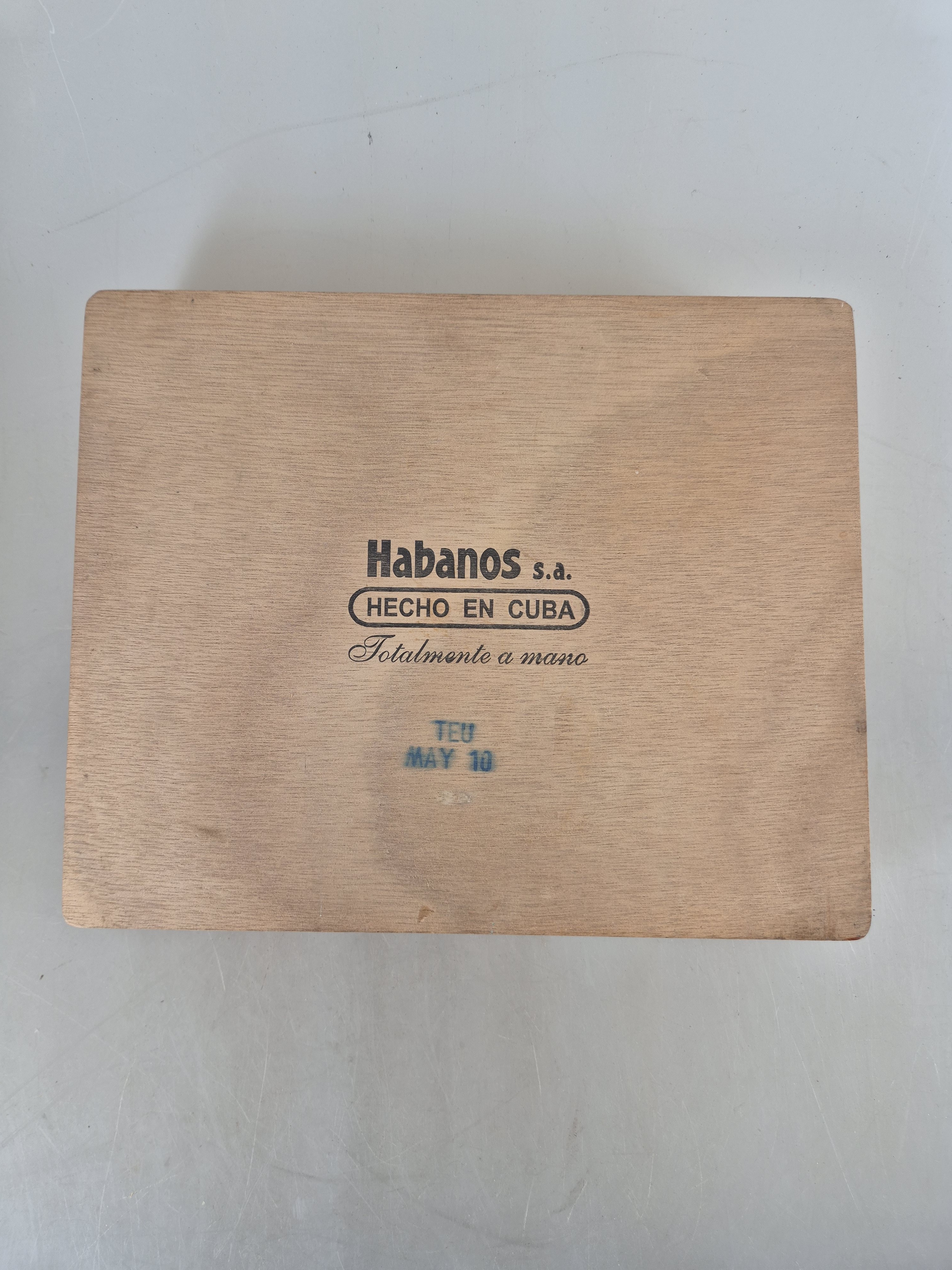 Detail c: 25er-Kiste Coronas Especiales, Cohiba, Havana, Kuba, 2001, Laguito No. 2, Ringmaß 38, in geöffneter orig. Holzkiste; Provenienz: aus Schweizer ...